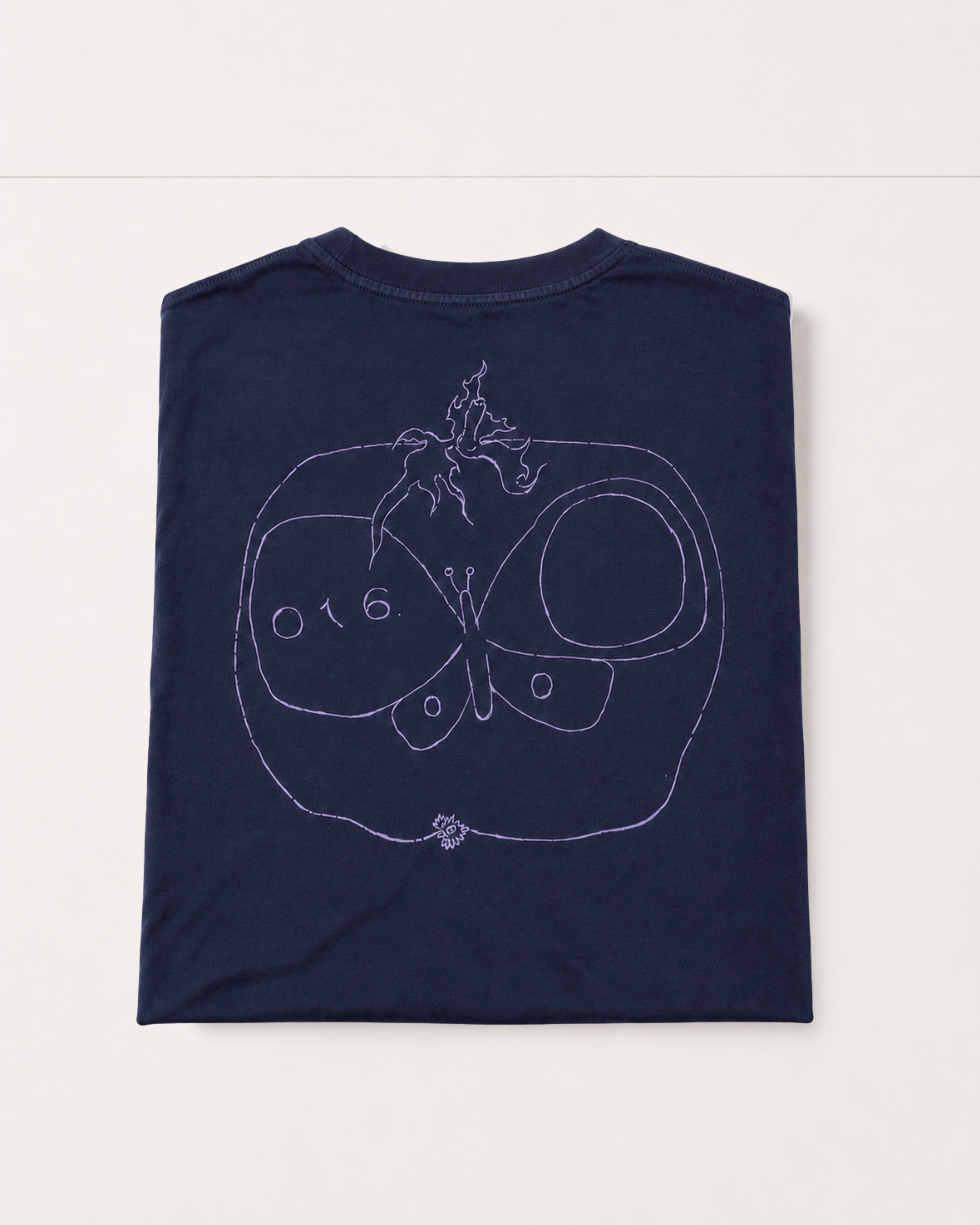 Studio: Marineblå Osteria 16 t-shirt set bagfra med tomat- og sommerfugle-stregtegning og "016" på hvid baggrund — studieoptagelse | Navy Osteria 16 t-shirt, back view with tomato-and-butterfly line drawing and "016" on white — studio shot