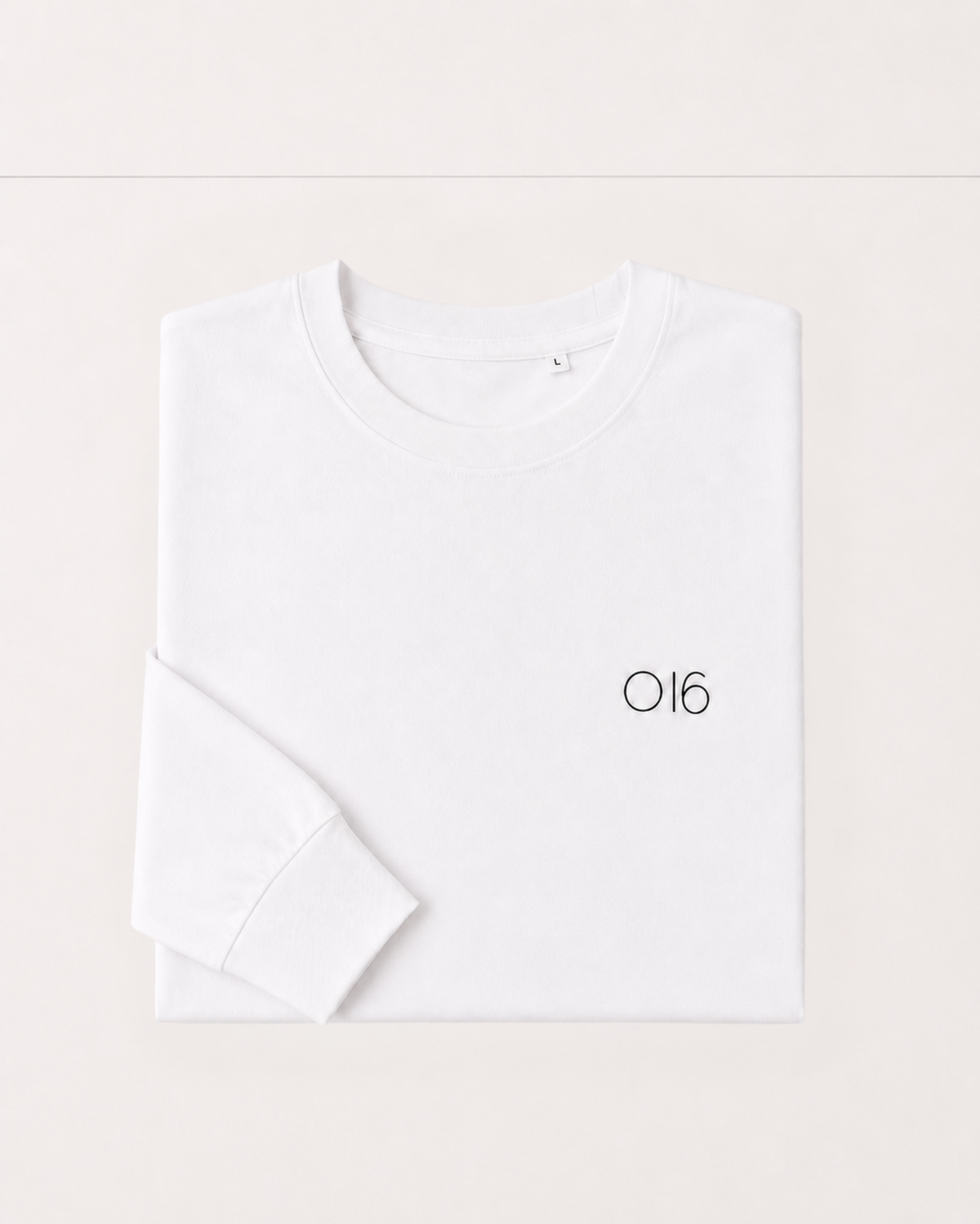 Sammenfoldet hvid Osteria 16 langærmet trøje med "016" logo på brystet på hvid baggrund — studieoptagelse | Folded white Osteria 16 long-sleeve tee with "016" chest logo on white — studio shot