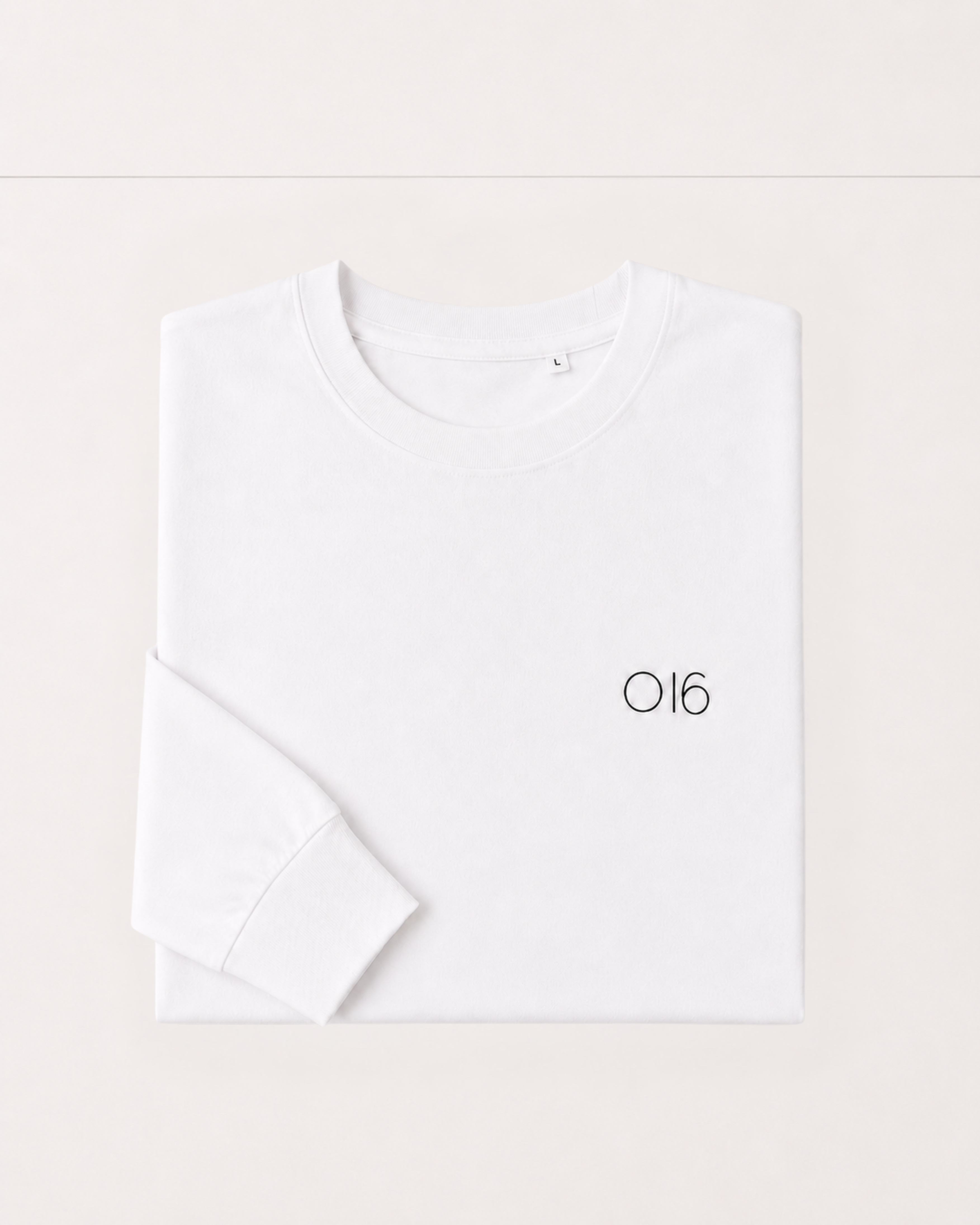 Studio: Sammenfoldet hvid Osteria 16 langærmet trøje med "016" logo på brystet på hvid baggrund — studieoptagelse | Folded white Osteria 16 long-sleeve tee with "016" chest logo on white — studio shot