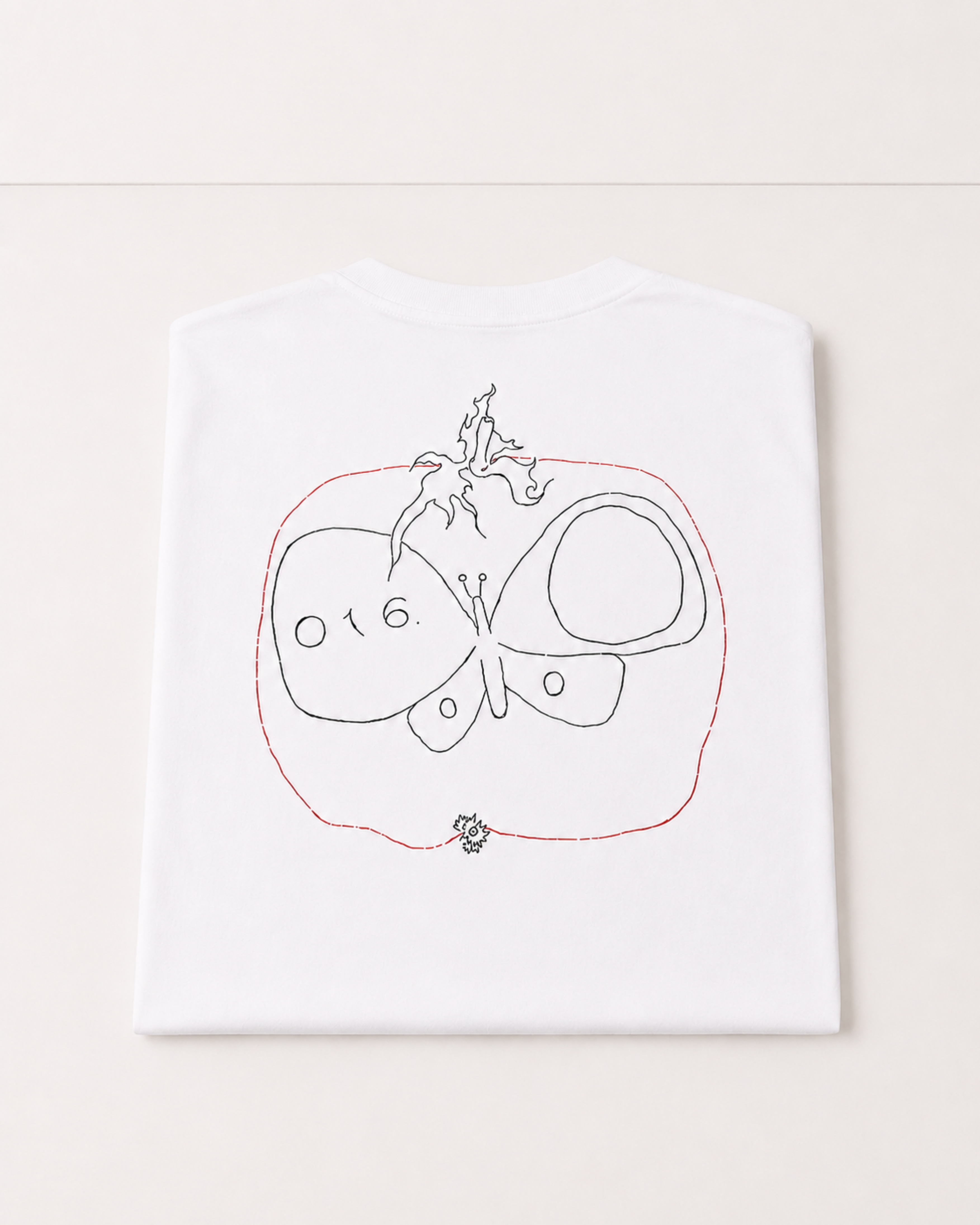 Studio: Hvid Osteria 16 t-shirt set bagfra med tomat- og sommerfugle-stregtegning og "016" på hvid baggrund — studieoptagelse | White Osteria 16 t-shirt, back view with tomato-and-butterfly line drawing and "016" on white — studio shot
