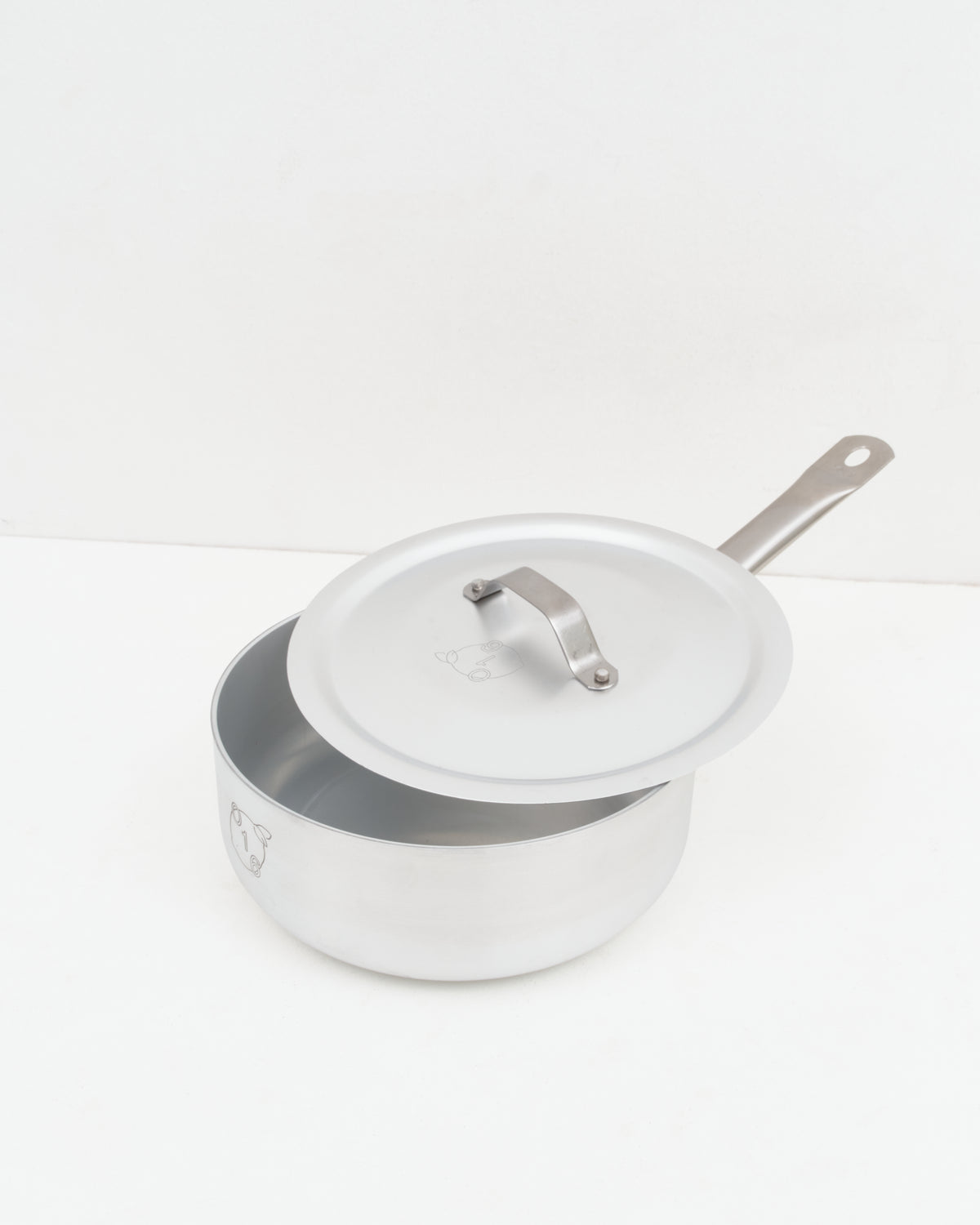 O16 Casseruola dyb kasserolle i aluminium med langt stålhåndtag og løst låg — vinklet studiebillede, Osteria 16 | O16 Casseruola deep saucepan in aluminium with long steel handle and resting lid — angled studio shot, Osteria 16