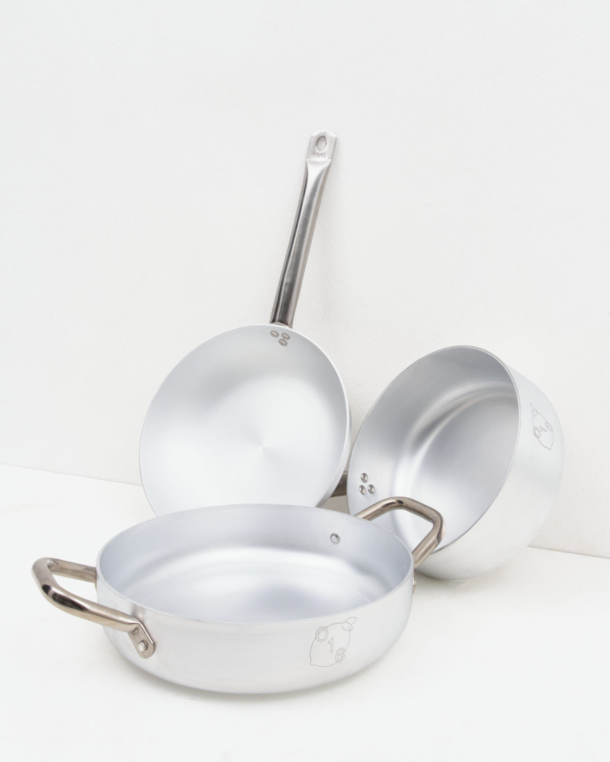 O16 stort kokkesaet i aluminium med kasserolle, dyb stegepande og sauterpande fra Osteria 16 — samlet studiebillede på hvid | O16 large cookware bundle in aluminium with saucepan, deep frying pan and saute pan by Osteria 16 — studio group shot on white