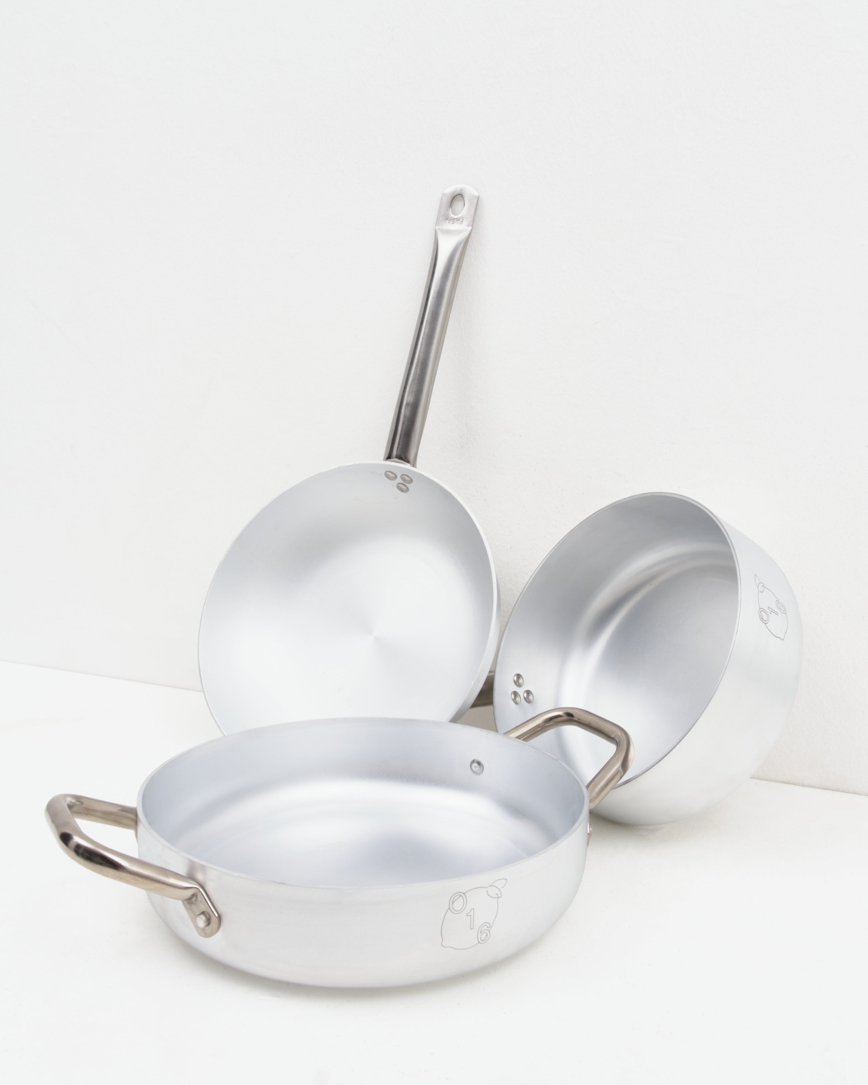 Studio: O16 stort kokkesaet i aluminium med kasserolle, dyb stegepande og sauterpande fra Osteria 16 — samlet studiebillede på hvid | O16 large cookware bundle in aluminium with saucepan, deep frying pan and saute pan by Osteria 16 — studio group shot on white