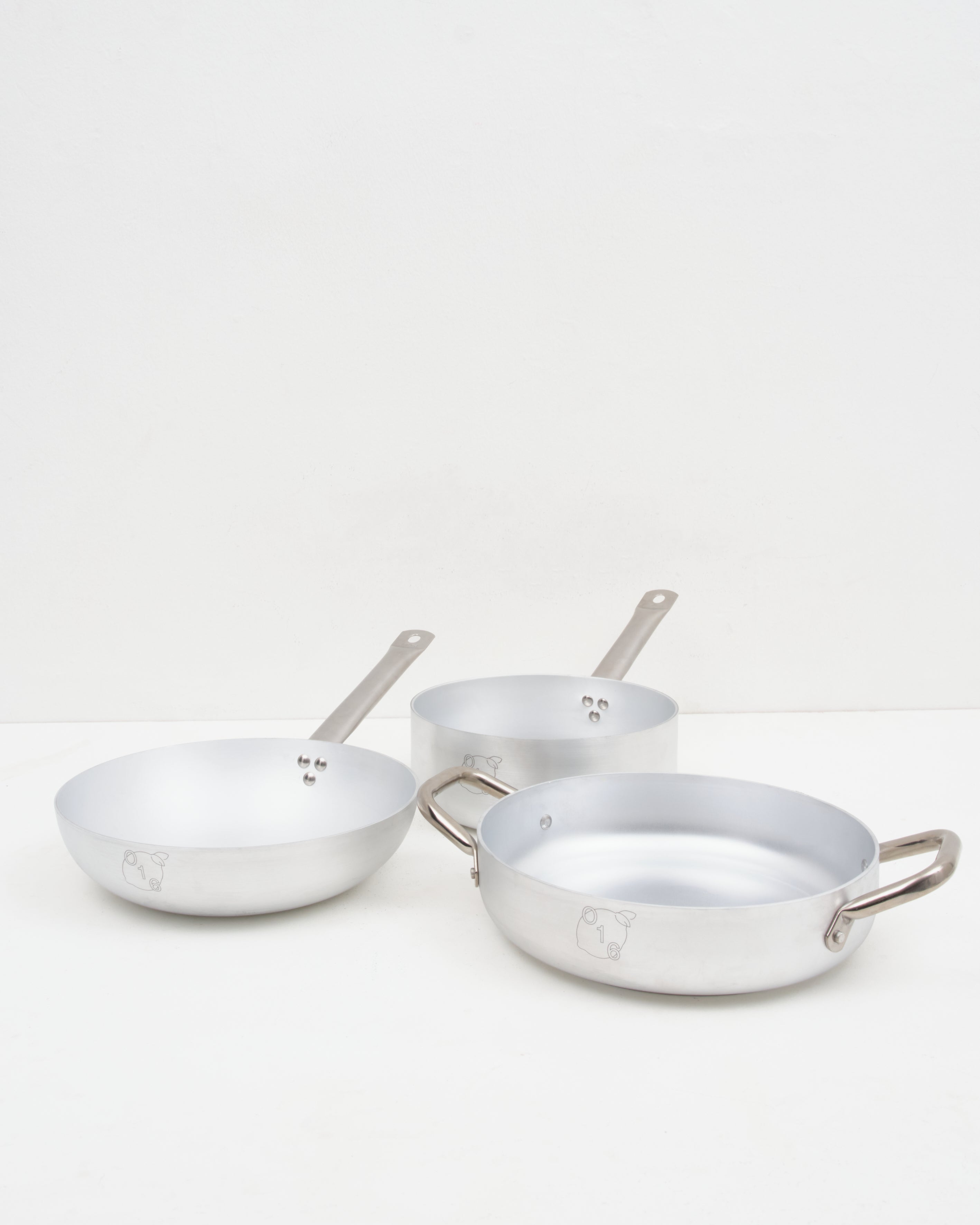 Studio: O16 mellemstort kokkesaet i aluminium med dyb stegepande, kasserolle og sauterpande fra Osteria 16 — samlet studiebillede | O16 medium cookware bundle in aluminium with deep frying pan, saucepan and saute pan by Osteria 16 — studio group shot