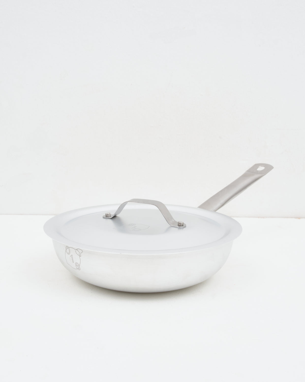 O16 Padella stegepande 24 cm i aluminium med påsat låg og langt stålhåndtag — vinklet studiebillede, Osteria 16 | O16 Padella frying pan 24 cm in aluminium with fitted lid and long steel handle — angled studio shot, Osteria 16