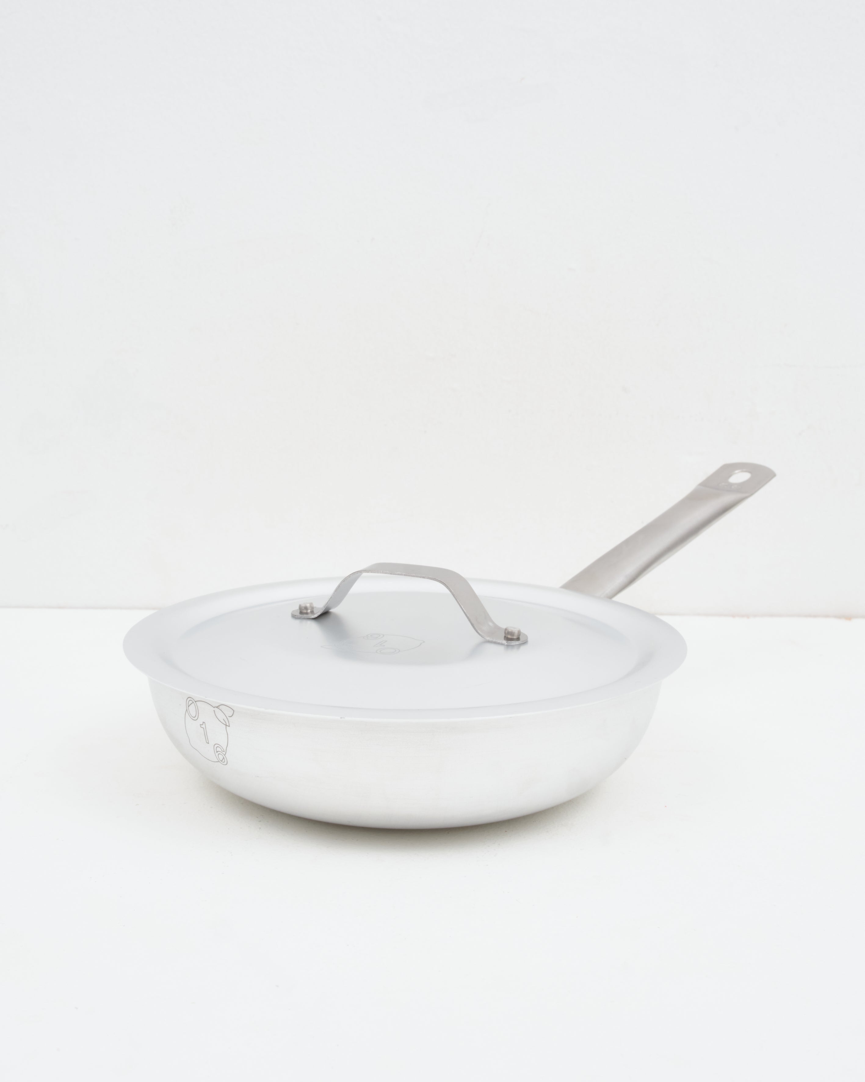 Studio: O16 Padella stegepande 24 cm i aluminium med påsat låg og langt stålhåndtag — vinklet studiebillede, Osteria 16 | O16 Padella frying pan 24 cm in aluminium with fitted lid and long steel handle — angled studio shot, Osteria 16