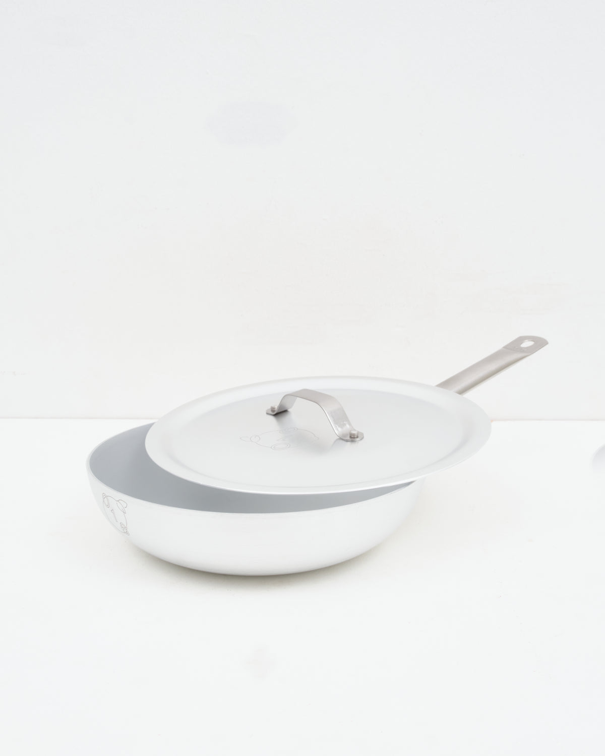 O16 Padella stegepande 28 cm i aluminium med påsat låg og langt stålhåndtag — vinklet studiebillede, Osteria 16 | O16 Padella frying pan 28 cm in aluminium with fitted lid and long steel handle — angled studio shot, Osteria 16