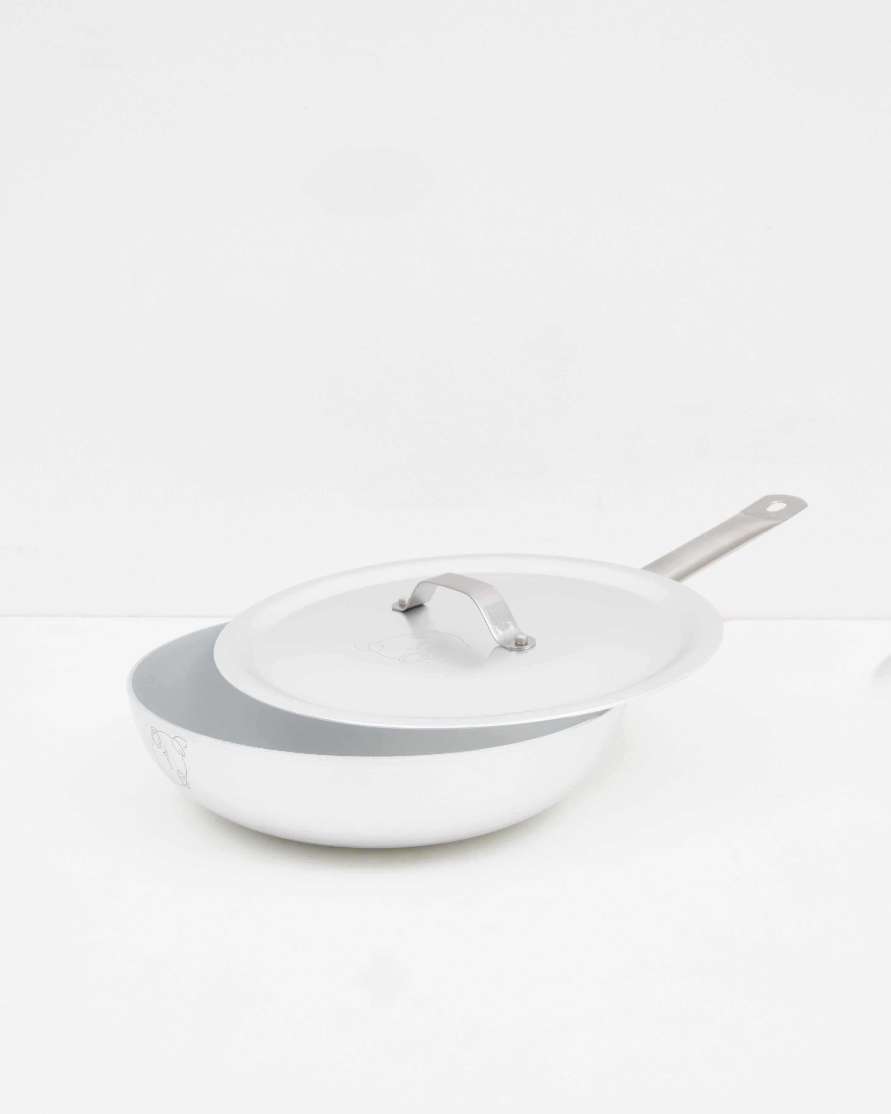 Studio: O16 Padella stegepande 28 cm i aluminium med påsat låg og langt stålhåndtag — vinklet studiebillede, Osteria 16 | O16 Padella frying pan 28 cm in aluminium with fitted lid and long steel handle — angled studio shot, Osteria 16