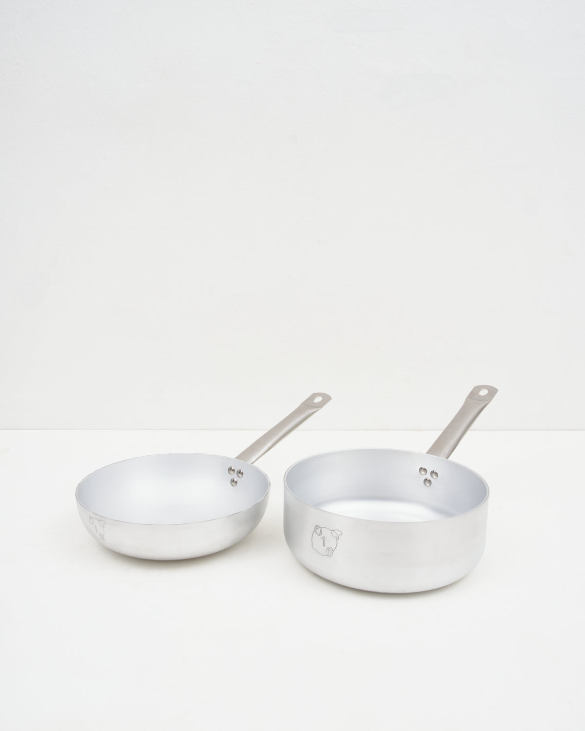 O16 lille kokkesaet i aluminium med dyb stegepande og kasserolle fra Osteria 16 — samlet studiebillede på hvid | O16 small cookware bundle in aluminium with deep frying pan and saucepan by Osteria 16 — studio group shot on white