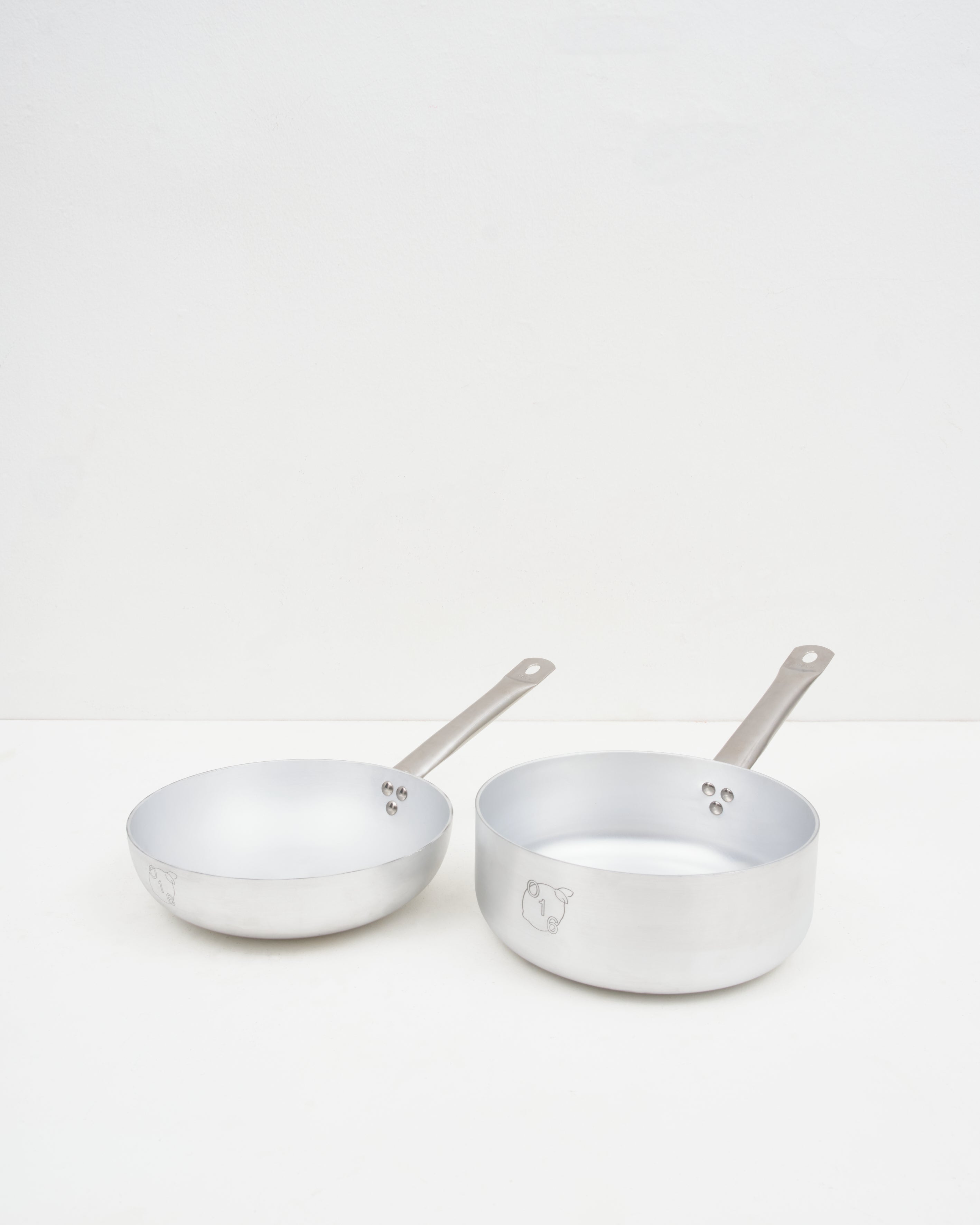 Studio: O16 lille kokkesaet i aluminium med dyb stegepande og kasserolle fra Osteria 16 — samlet studiebillede på hvid | O16 small cookware bundle in aluminium with deep frying pan and saucepan by Osteria 16 — studio group shot on white
