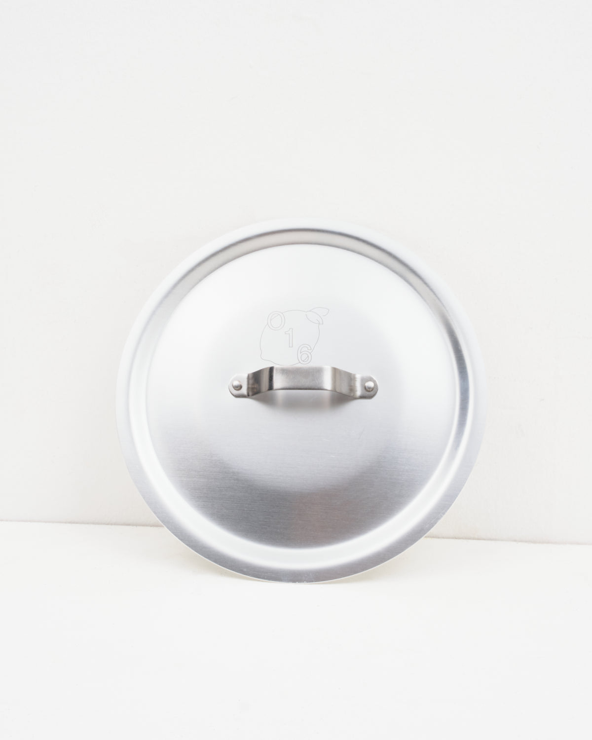 O16 aluminiumslåg 28 cm med stålgreb set ovenfra med indgraveret logo fra Osteria 16 — produktbillede på hvid | O16 aluminium lid 28 cm with steel handle seen from above with engraved logo by Osteria 16 — product shot on white