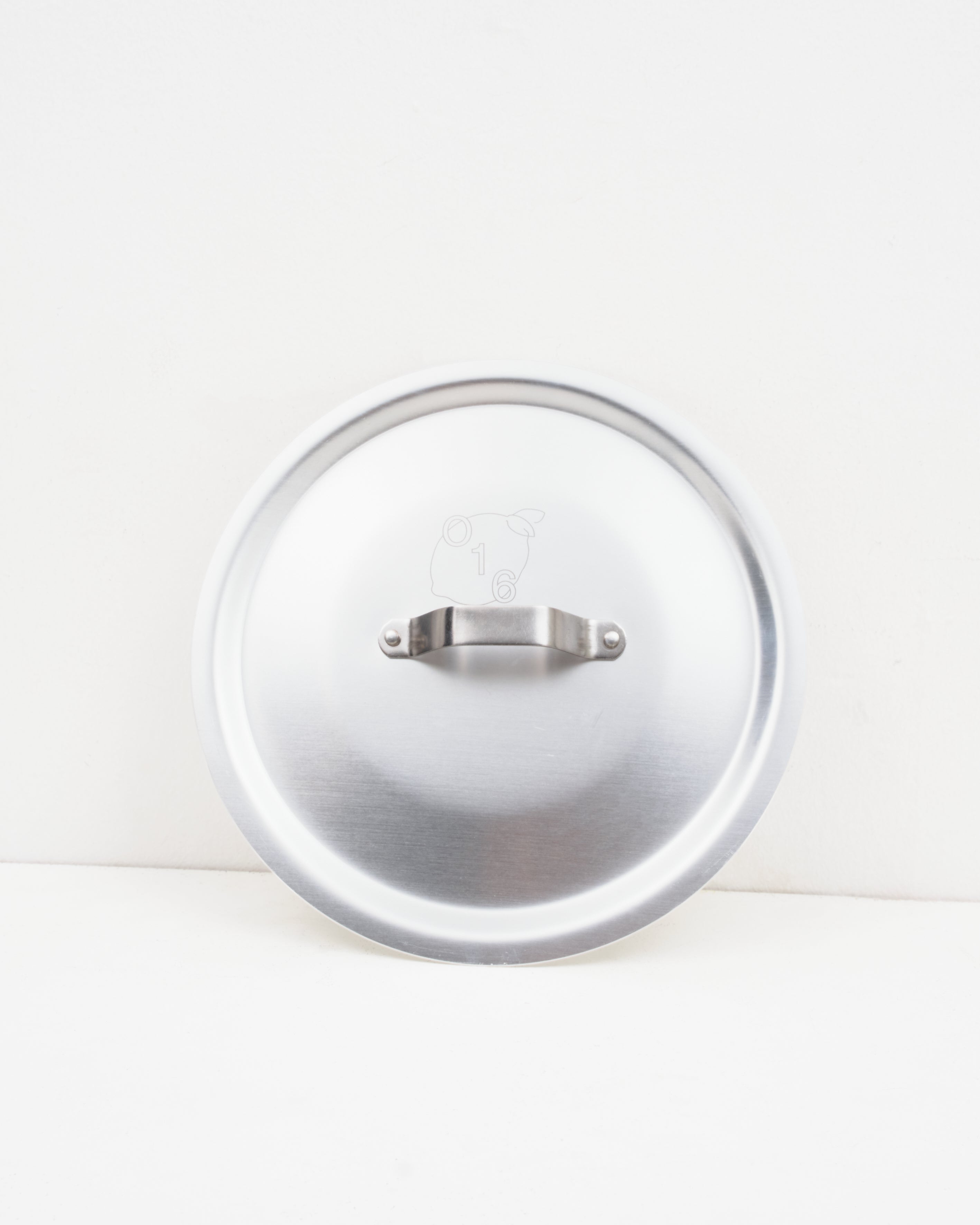Studio: O16 aluminiumslåg 28 cm med stålgreb set ovenfra med indgraveret logo fra Osteria 16 — produktbillede på hvid | O16 aluminium lid 28 cm with steel handle seen from above with engraved logo by Osteria 16 — product shot on white