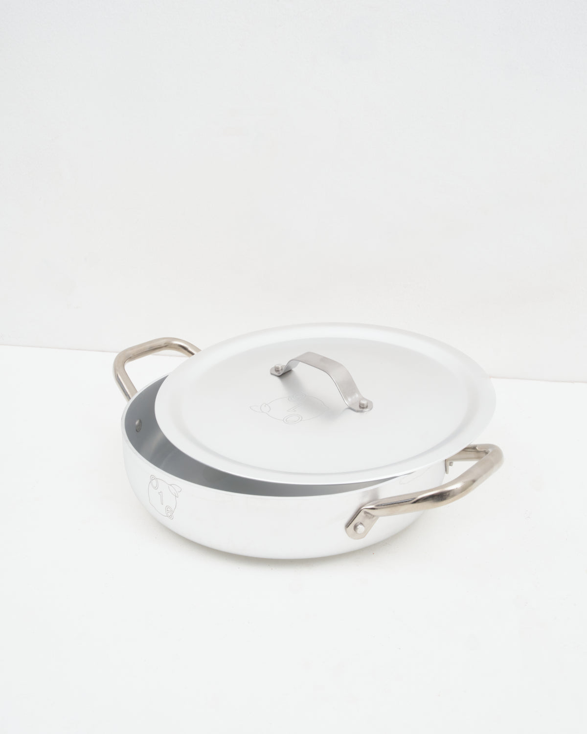 O16 Tegame sauterpande i aluminium med to stålgreb og påsat låg — vinklet studiebillede, Osteria 16 | O16 Tegame saute pan in aluminium with two steel handles and fitted lid — angled studio shot, Osteria 16