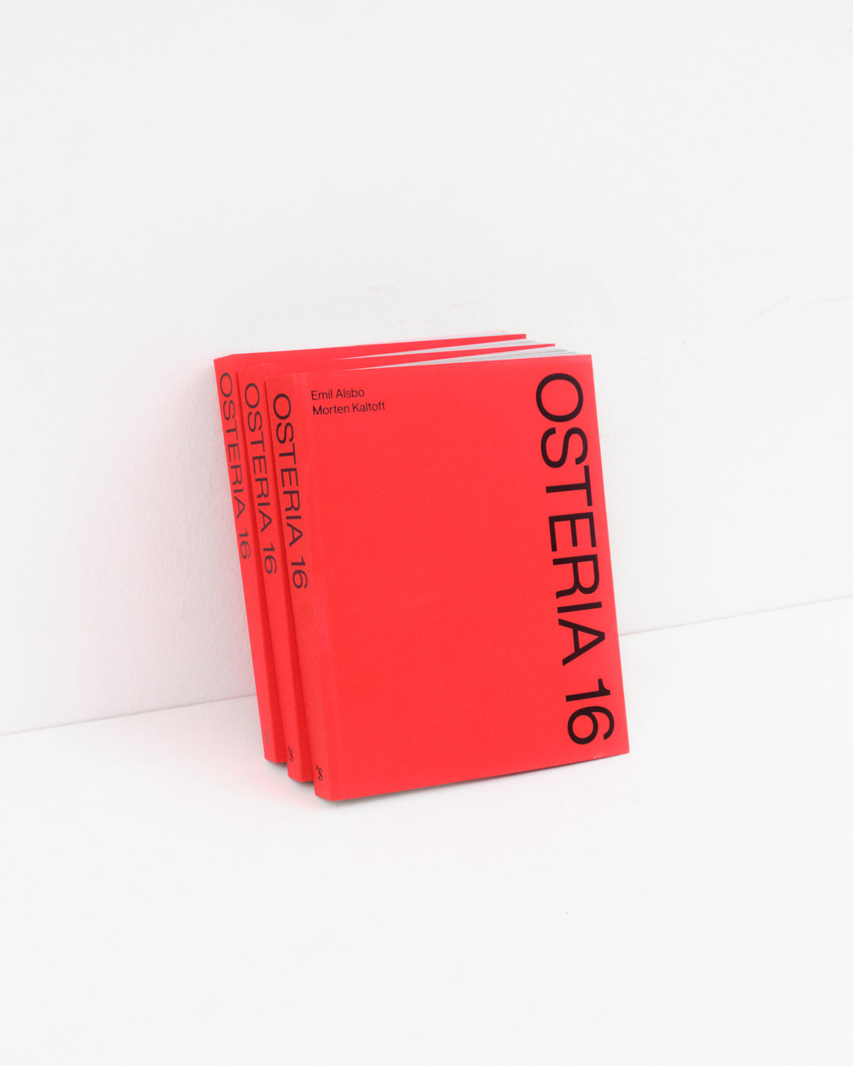 Stak af røde OSTERIA 16-kogebøger af Emil Alsbo og Morten Kaltoft, studieshot på hvid baggrund, O16 | Stack of red OSTERIA 16 cookbooks by Emil Alsbo and Morten Kaltoft, studio shot on a white background, O16