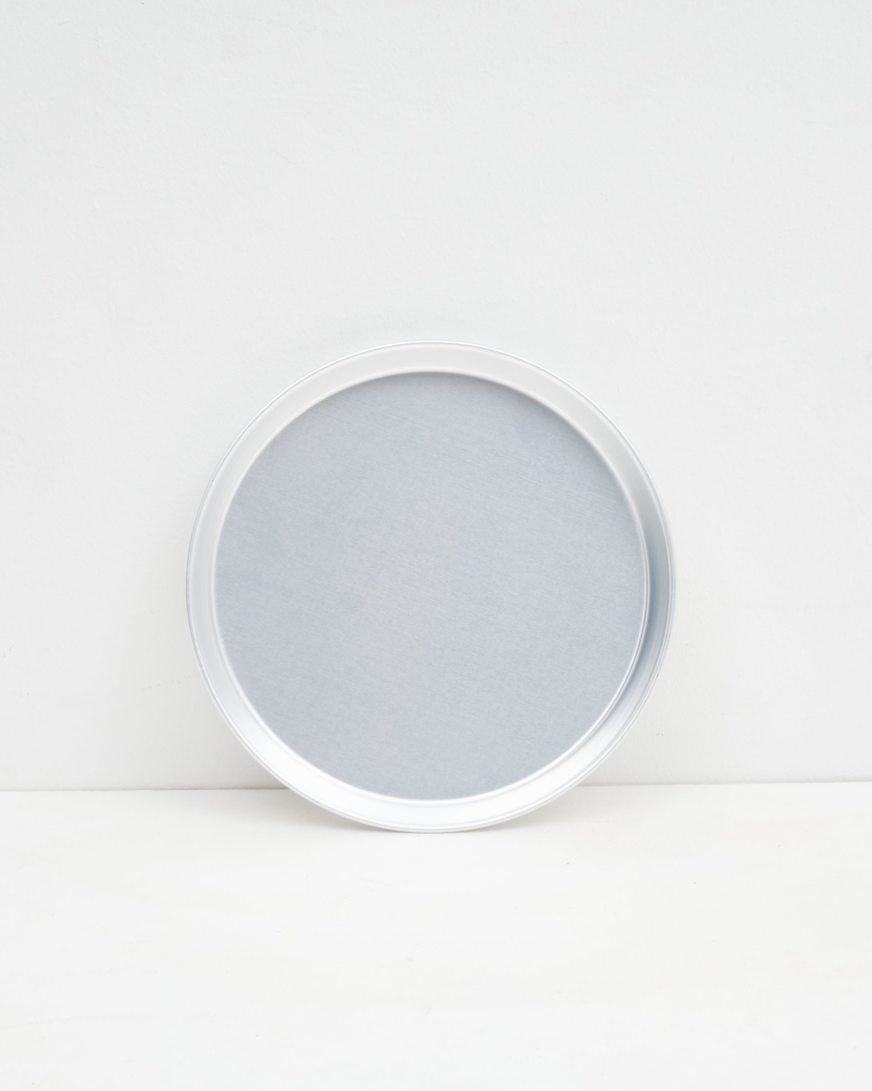 !Studio: O16 Osteria 16 Tortiera rund tærteform i aluminium, 28 cm og 3 cm dyb, set forfra på hvid baggrund, primært produktbillede | O16 Osteria 16 Tortiera round tart pan in aluminium, 28 cm and 3 cm deep, front view on a white background, primary product image