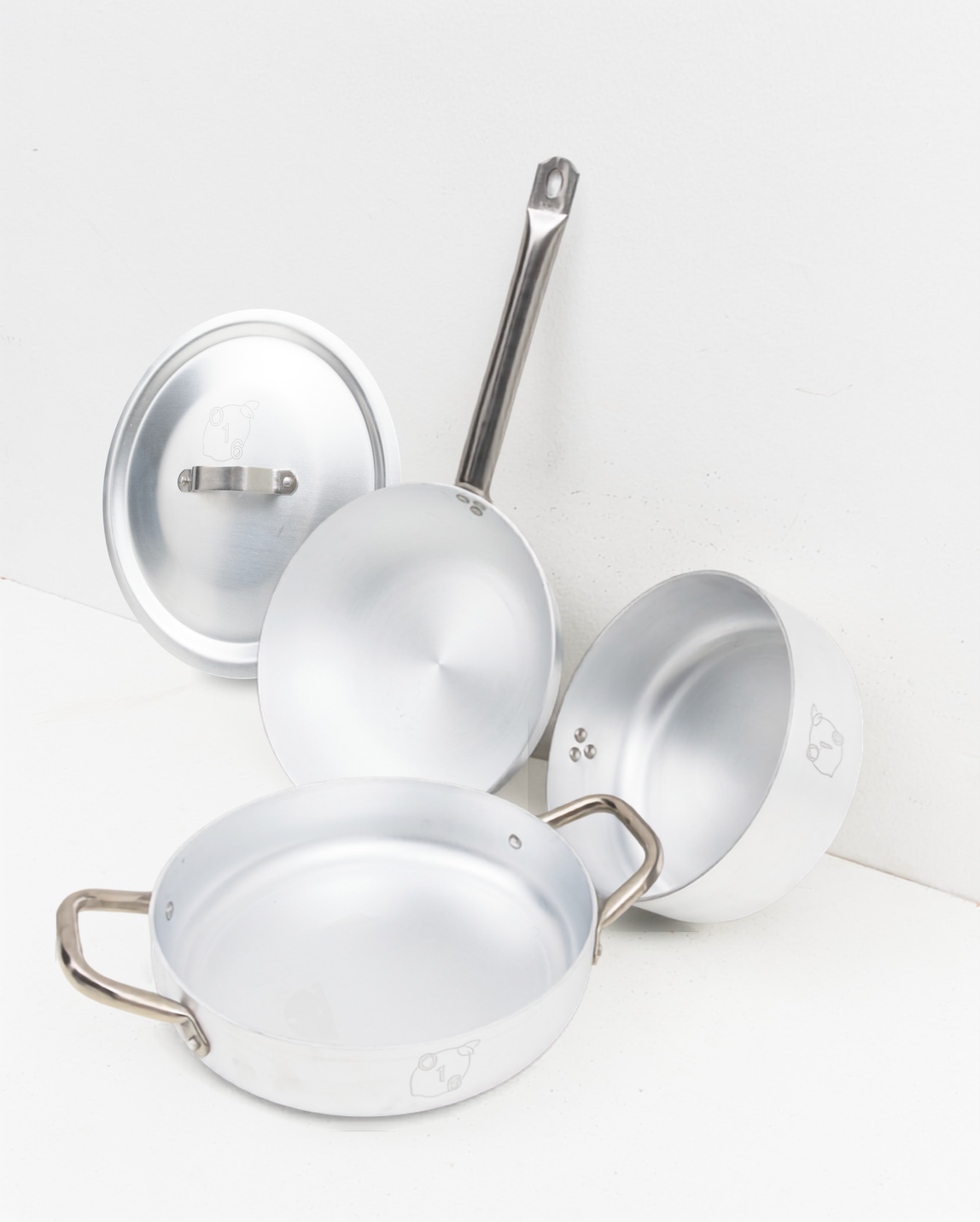 Studio: Osteria 16 aluminiums-kogegrej i studie — Padella stegepande med langt stålhåndtag, kasserolle og låg, rustik italiensk på hvid | Osteria 16 aluminium cookware studio shot — Padella frying pan with long steel handle, saucepan and lid, rustic Italian on white