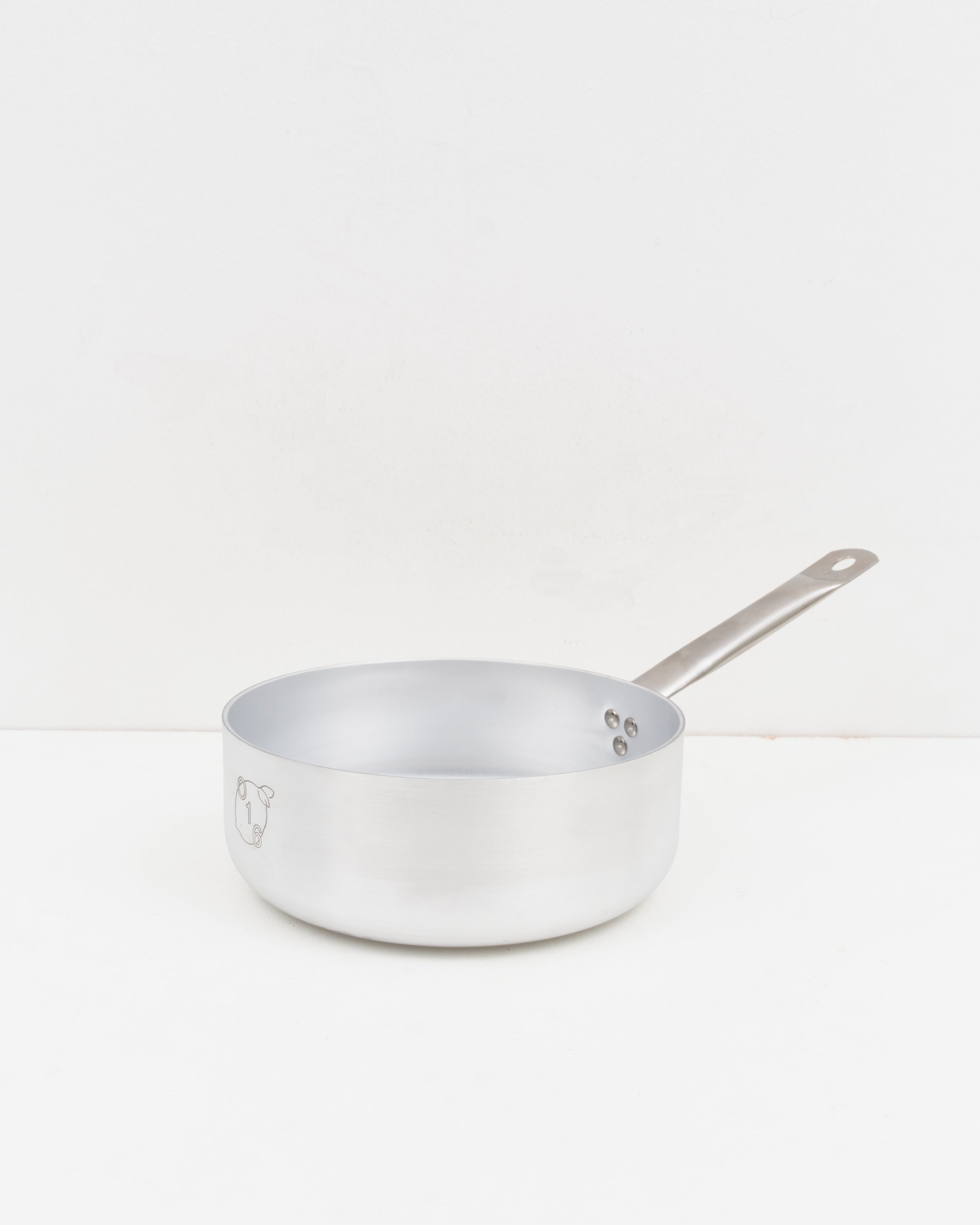 Studio: O16 Casseruola dyb kasserolle i aluminium med langt stålhåndtag — studieoptagelse på hvid baggrund | Osteria 16 Casseruola deep aluminium saucepan with a long steel handle — studio shot on white