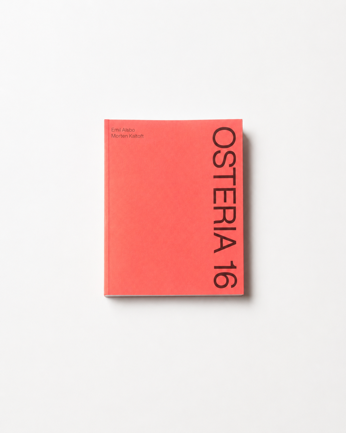 !Pages: O16 Osteria 16 kogebog med koralrød forside af Emil Alsbo og Morten Kaltoft, studieoptagelse på hvid baggrund | O16 Osteria 16 cookbook with coral-red cover by Emil Alsbo and Morten Kaltoft, studio shot on white background