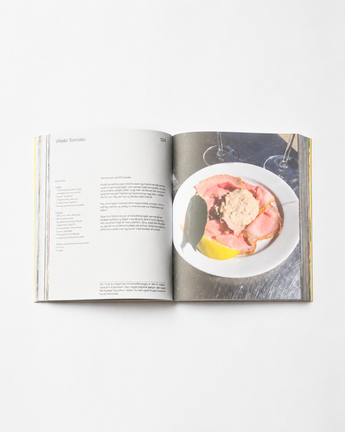 O16 kogebog side 124 — Vitello Tonnato med tunsauce, kapers og citron på hvid tallerken, rustikt madfoto | O16 cookbook page 124 — Vitello Tonnato with tuna sauce, capers and lemon on a white plate, rustic food photo