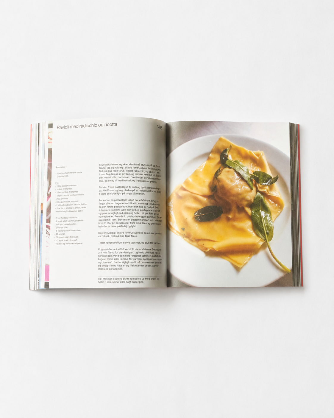 O16 kogebog side 146 — ravioli med radicchio og ricotta i smør og salvie på hvid tallerken | O16 cookbook page 146 — ravioli with radicchio and ricotta in butter and sage on a white plate
