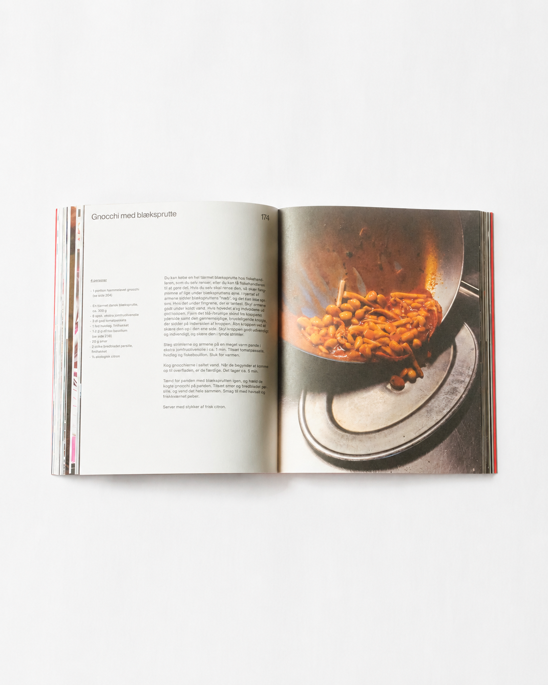 !Pages: Osteria 16 kogebog side 174 — gnocchi med blæksprutte i tomat på pande, analogt madfoto | Osteria 16 cookbook page 174 — gnocchi with squid in tomato in a pan, analogue food photo