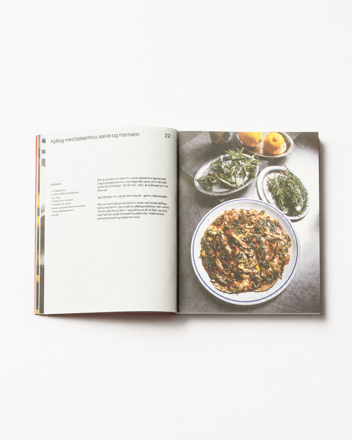 !Pages: O16 kogebog side 22 — kylling med balsamico, salvie og rosmarin på tallerken med citroner på stålbord | O16 cookbook page 22 — chicken with balsamico, sage and rosemary on a plate with lemons on a steel table