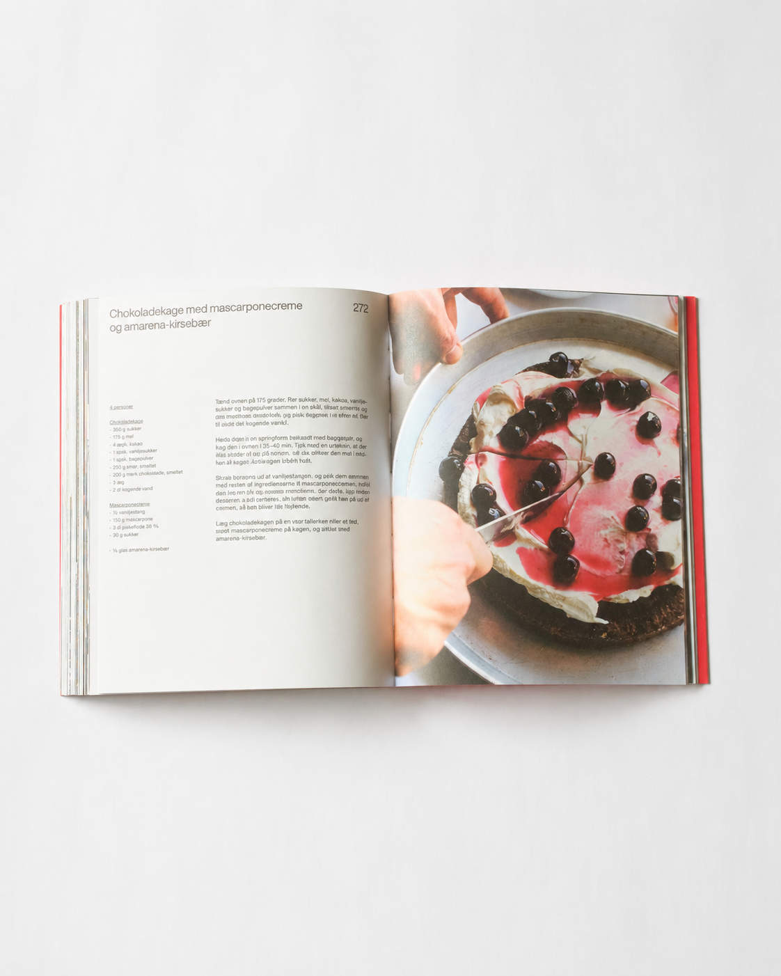 !Pages: O16 kogebog side 272 — chokoladekage med mascarponecreme og amarena-kirsebær skæres, set ovenfra | O16 cookbook page 272 — chocolate cake with mascarpone cream and amarena cherries being cut, seen from above