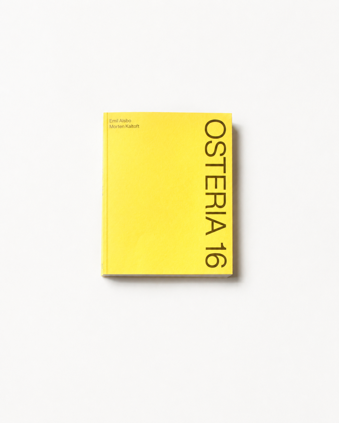 !Pages: O16 Osteria 16 kogebog med gul forside af Emil Alsbo og Morten Kaltoft, studieoptagelse på hvid baggrund | O16 Osteria 16 cookbook with yellow cover by Emil Alsbo and Morten Kaltoft, studio shot on white background