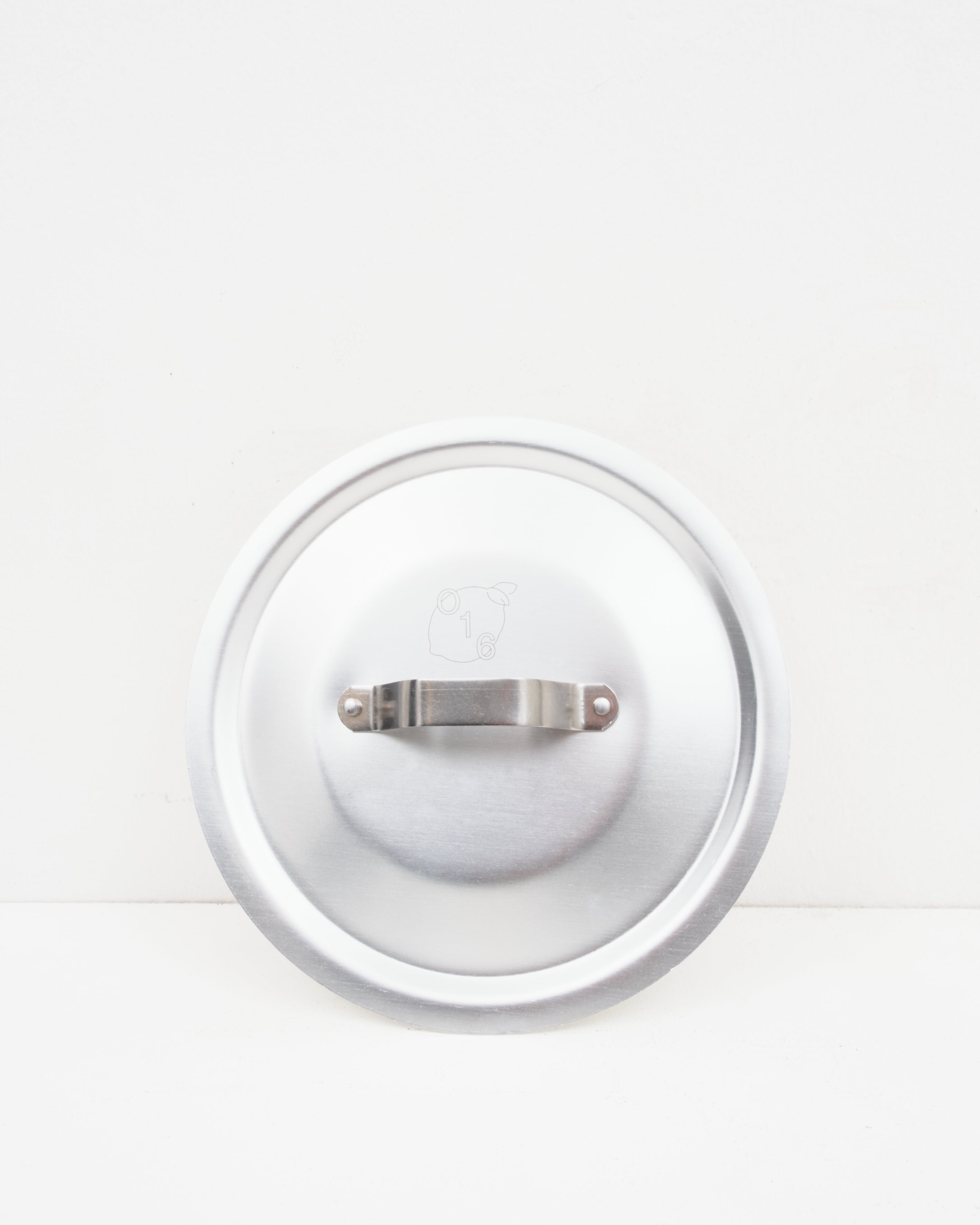Studio: O16 Coperchio 1 rundt låg 24 cm i aluminium med strophåndtag — set ovenfra, studieoptagelse på hvid | Osteria 16 Coperchio 1 round aluminium lid 24 cm with strap handle — top view studio shot on white