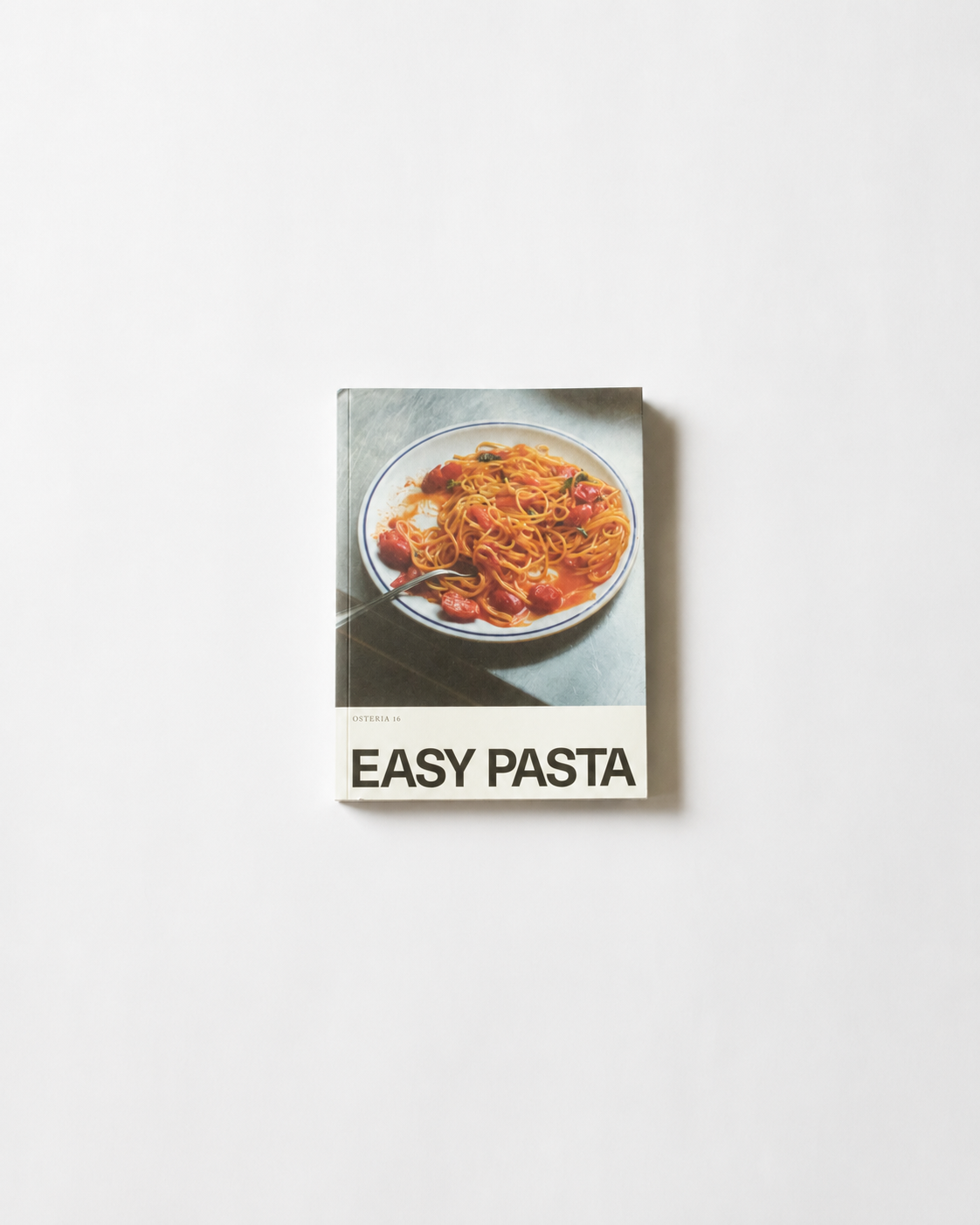 O16 Osteria 16 Easy Pasta kogebog, forside med pasta i tomatsauce, studieoptagelse på hvid baggrund | O16 Osteria 16 Easy Pasta cookbook, cover with tomato-sauce pasta, studio shot on white background
