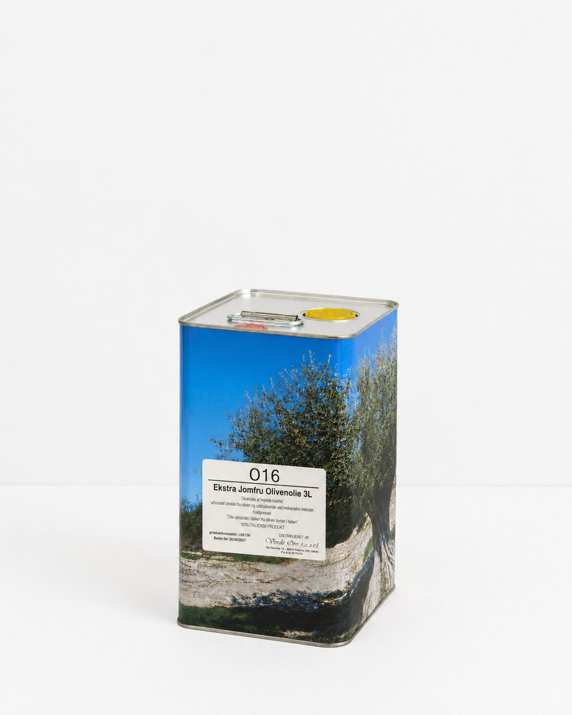 Studio: O16 ekstra jomfru olivenolie 3L dåse med olivenlund-motiv, italiensk produkt, studieskud på hvid baggrund. | O16 extra virgin olive oil 3L tin with olive-grove motif, an Italian product, studio shot on a white background.