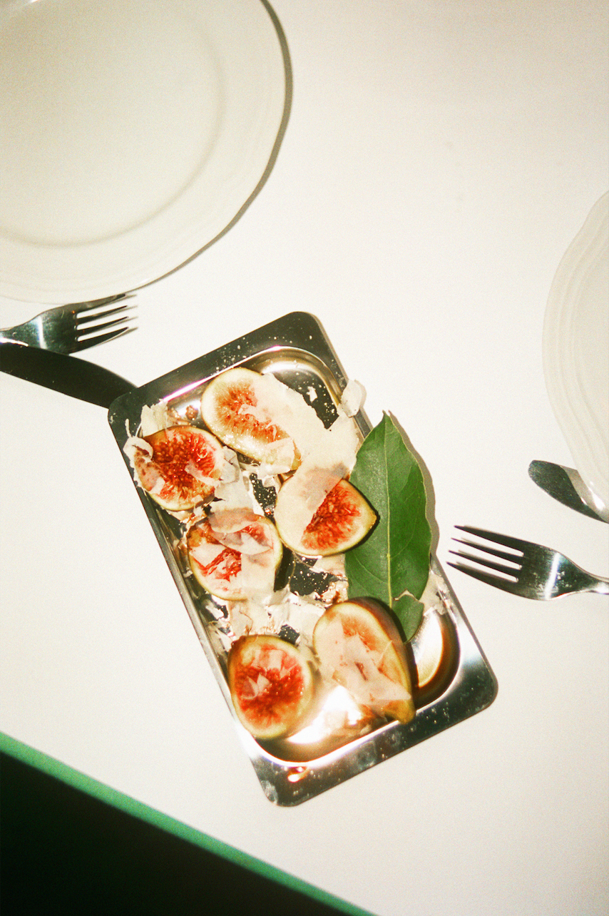 Figner med ricotta og saltflager anrettet på O16 stålfad i børstet metal, gafler og tallerkener — analogt Osteria 16 madfoto | Figs with ricotta and salt flakes plated on an O16 brushed-steel tray, forks and plates — analogue Osteria 16 food shot