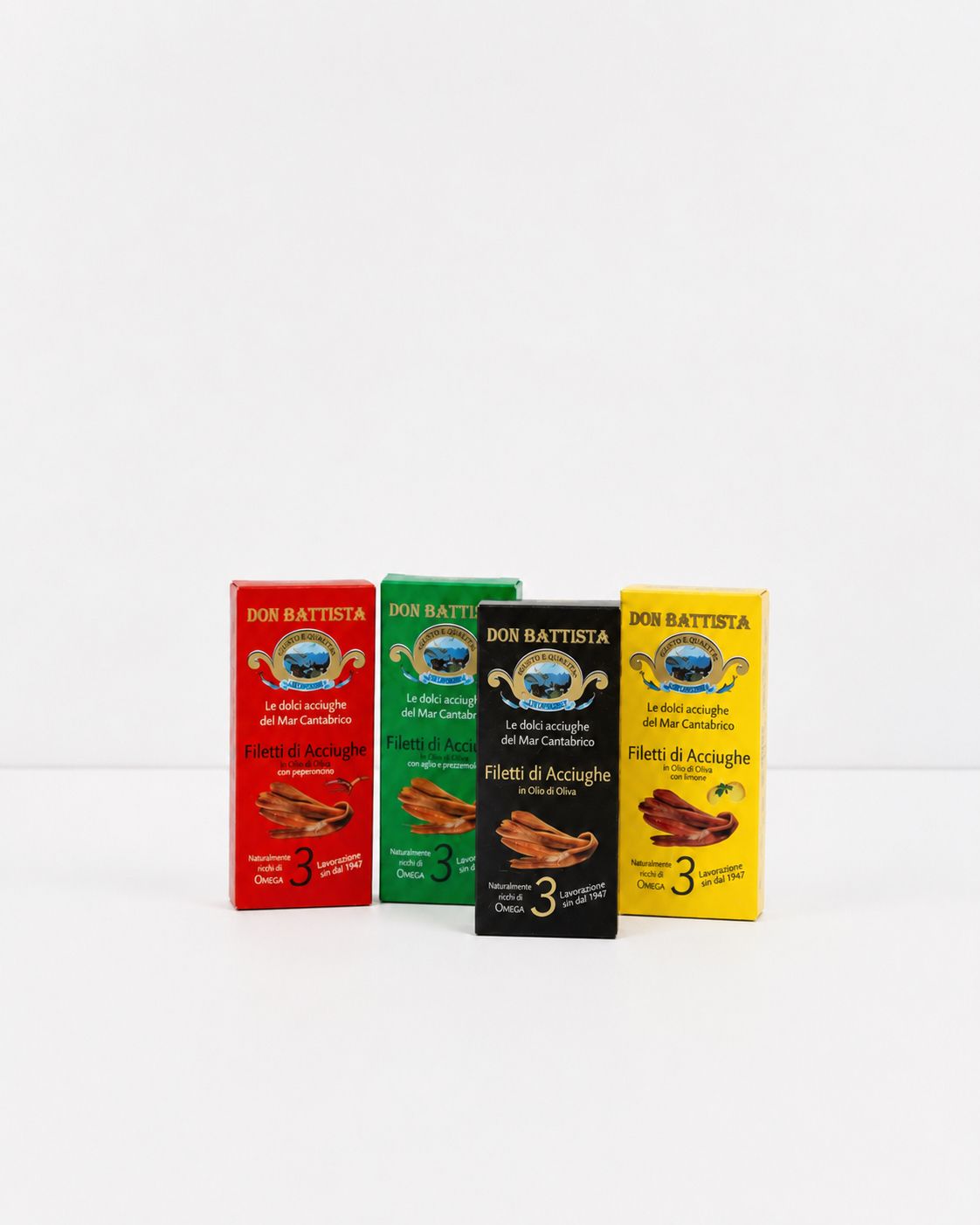 Studio: Fire Don Battista ansjosfilet-æsker, Filetti di Acciughe, i rød, grøn, sort og gul, studieskud på hvid. | Four Don Battista anchovy fillet boxes, Filetti di Acciughe, in red, green, black and yellow, studio shot on white.