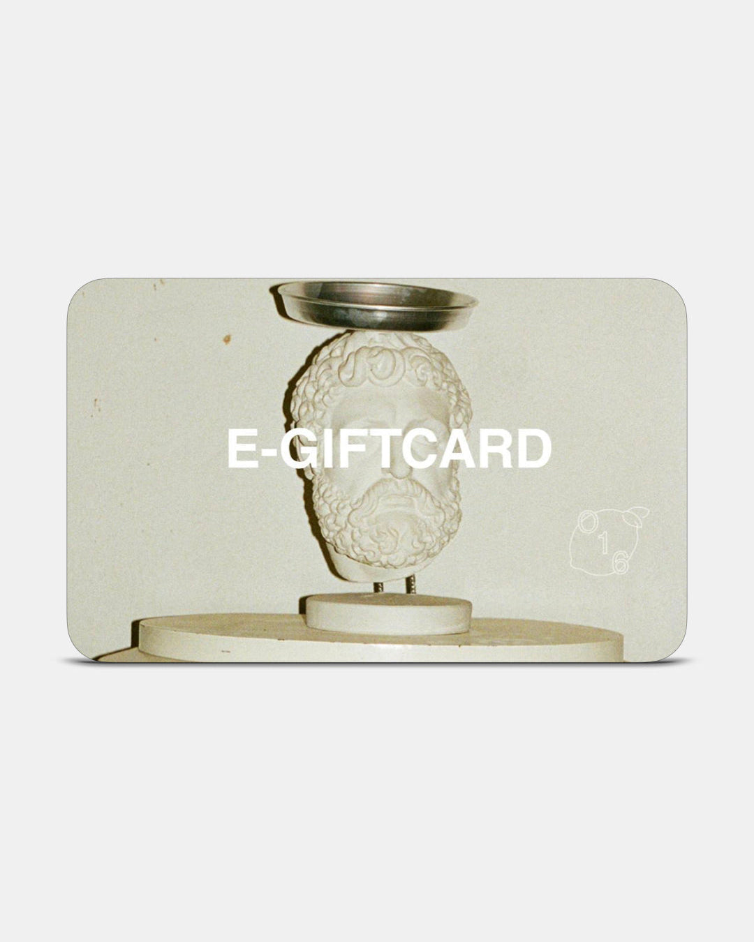 O16 e-gavekort med marmorbuste kronet af stålfad og Osteria 16 logo — digitalt gavekort, studie | O16 e-gift card with a marble bust topped by a steel plate and the Osteria 16 logo — digital gift card, studio shot