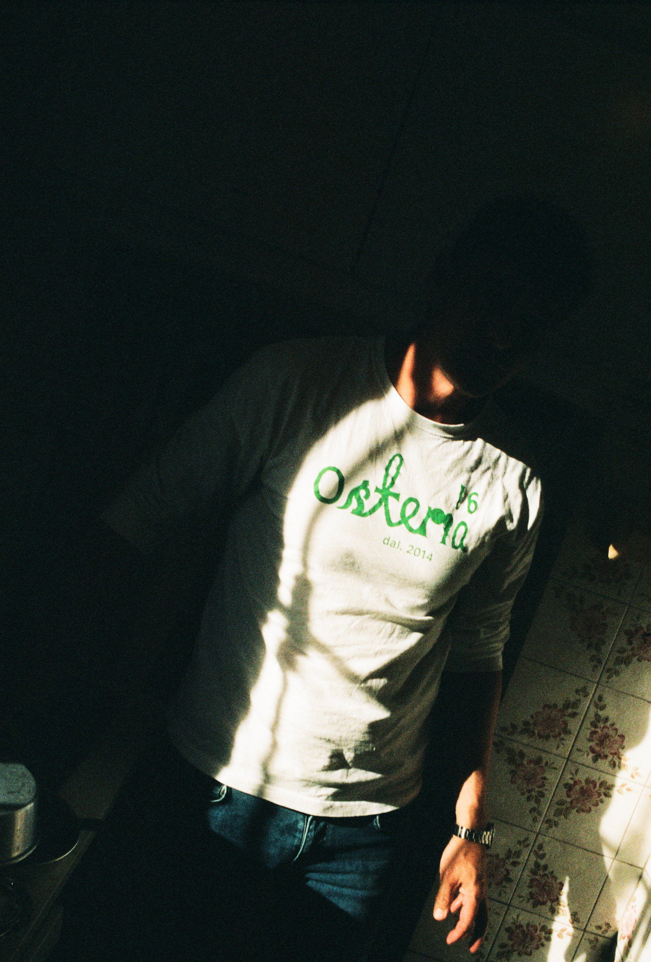 Osteria 16 hvid langærmet shirt — lifestyle shot