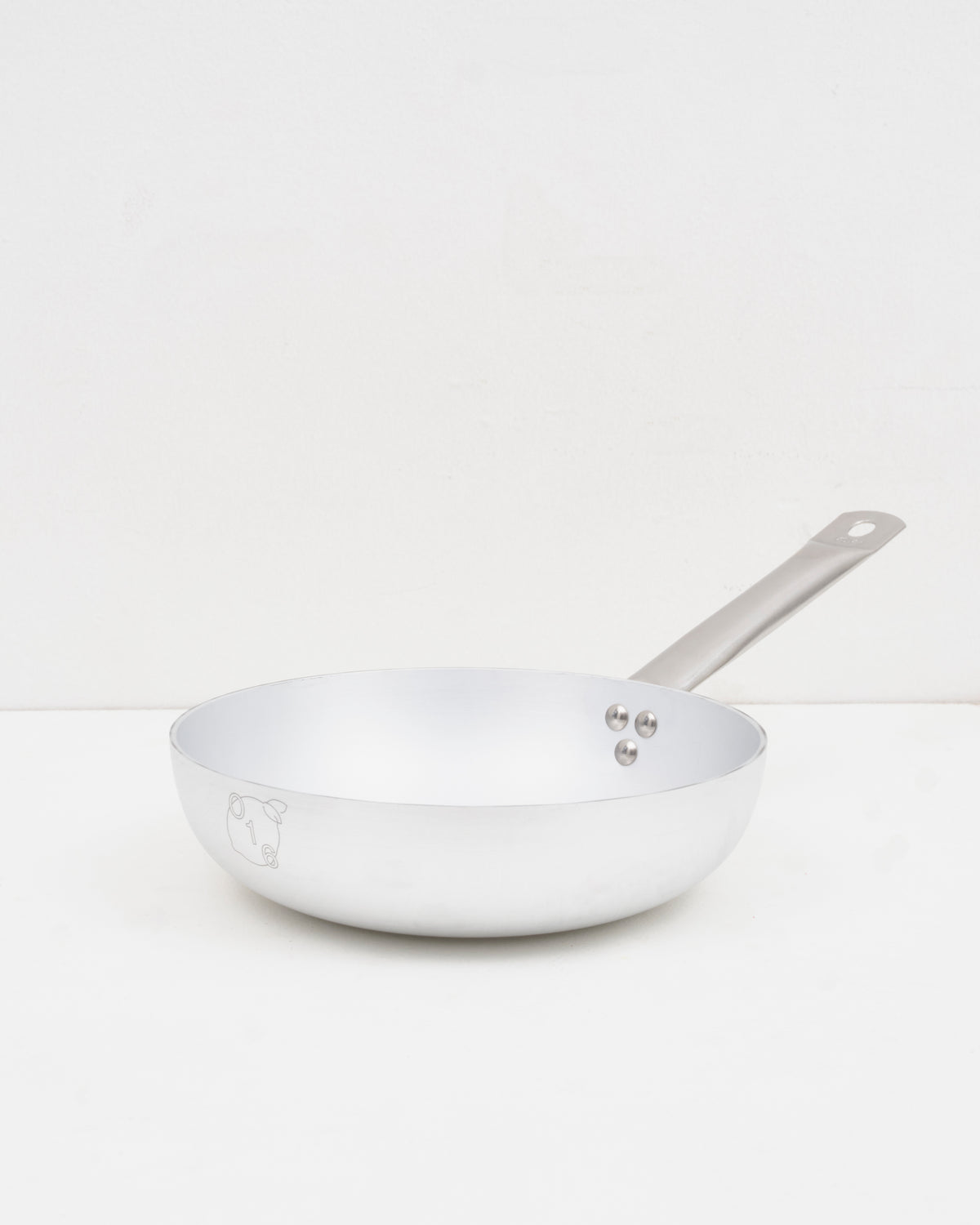 O16 Padella 24 cm stegepande i aluminium med langt stålhåndtag — studieoptagelse på hvid baggrund | Osteria 16 Padella 24 cm aluminium frying pan with a long steel handle — studio shot on white