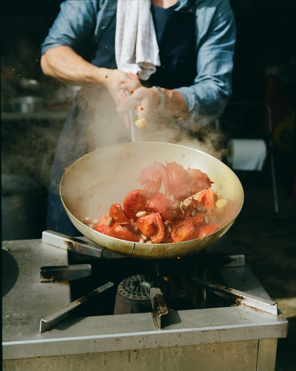 O16 Padella stegepande i brug på komfur — lifestyle shot