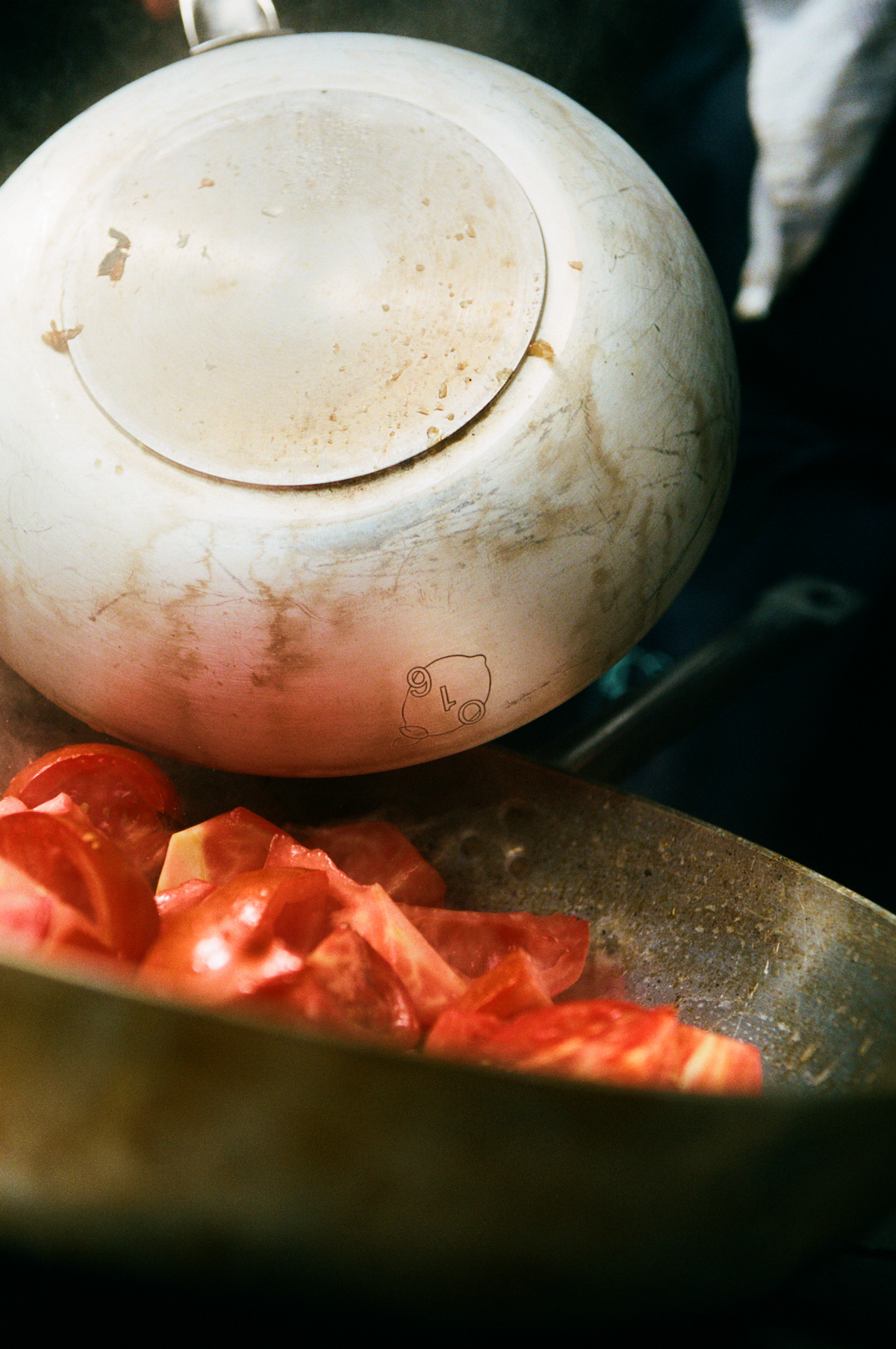 Padella stegepande fra Osteria 16 — detalje af håndtag og overflade