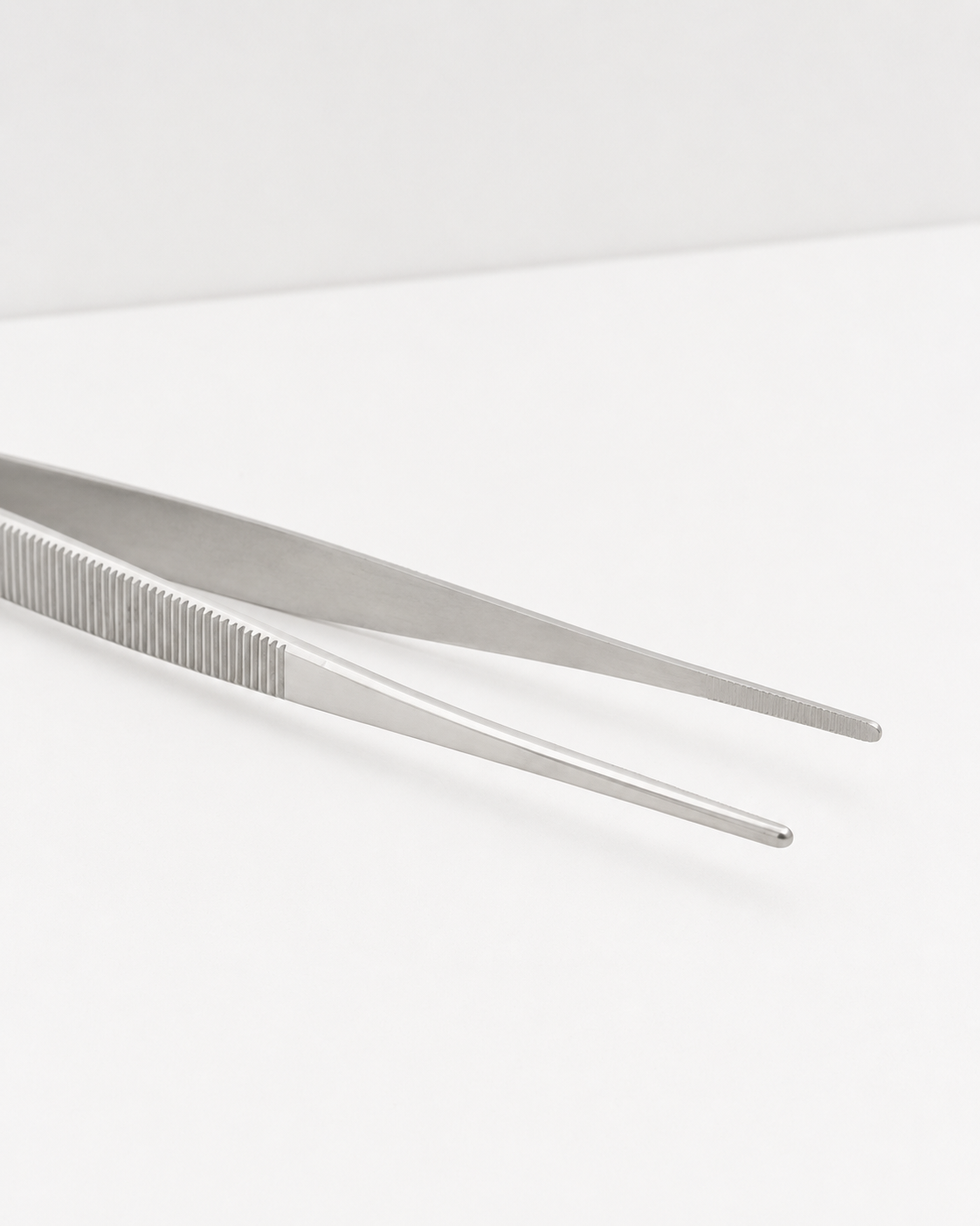 Studio: O16 Pinze køkkentang i rustfrit stål med åbne, tilspidsede spidser, studieshot på hvid | O16 Pinze stainless steel kitchen tongs with open tapered tips, studio shot on white