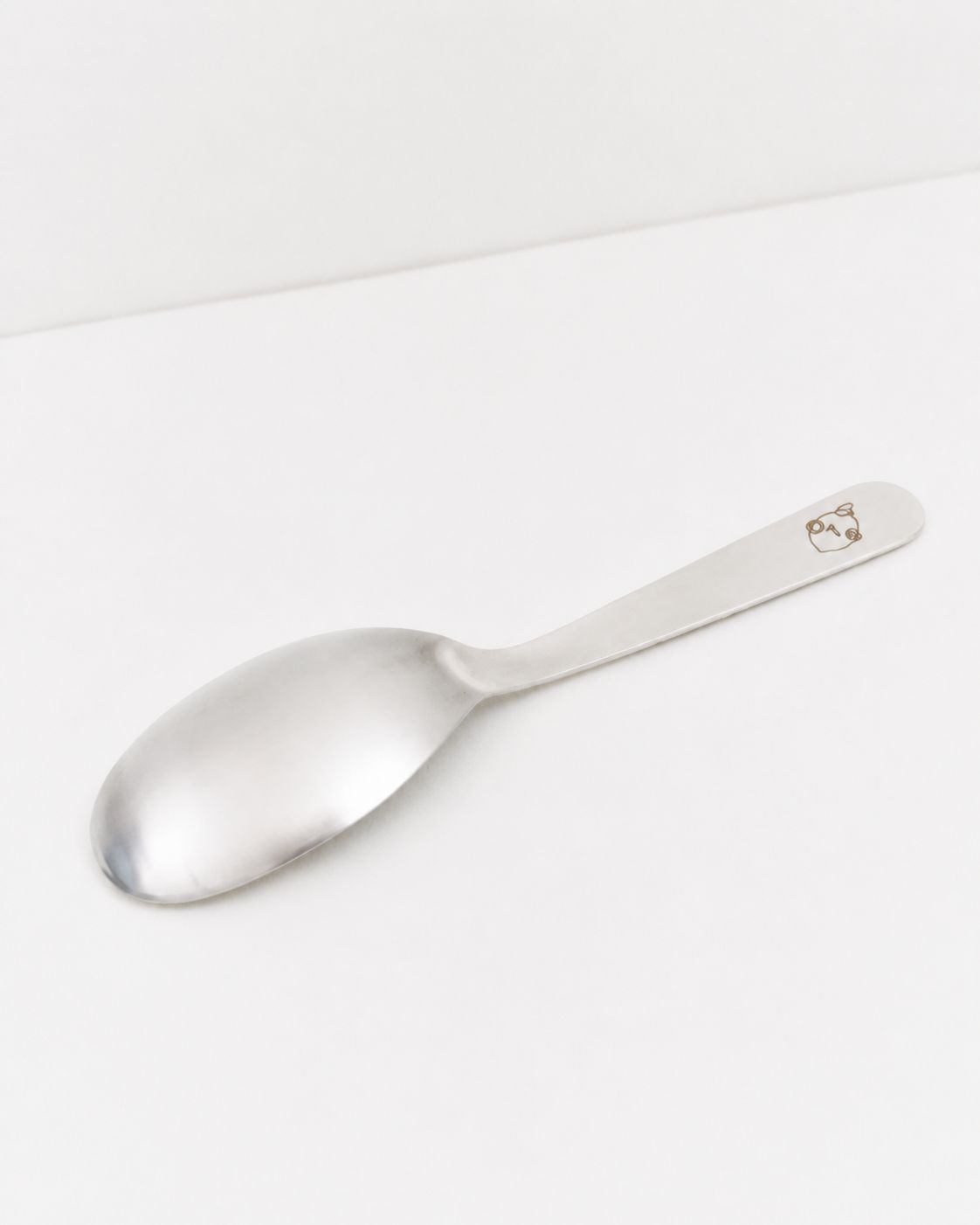 Studio: O16 serveringsske i poleret rustfrit stål, studiefoto på hvid baggrund | O16 serving spoon in polished stainless steel, studio shot on a white background