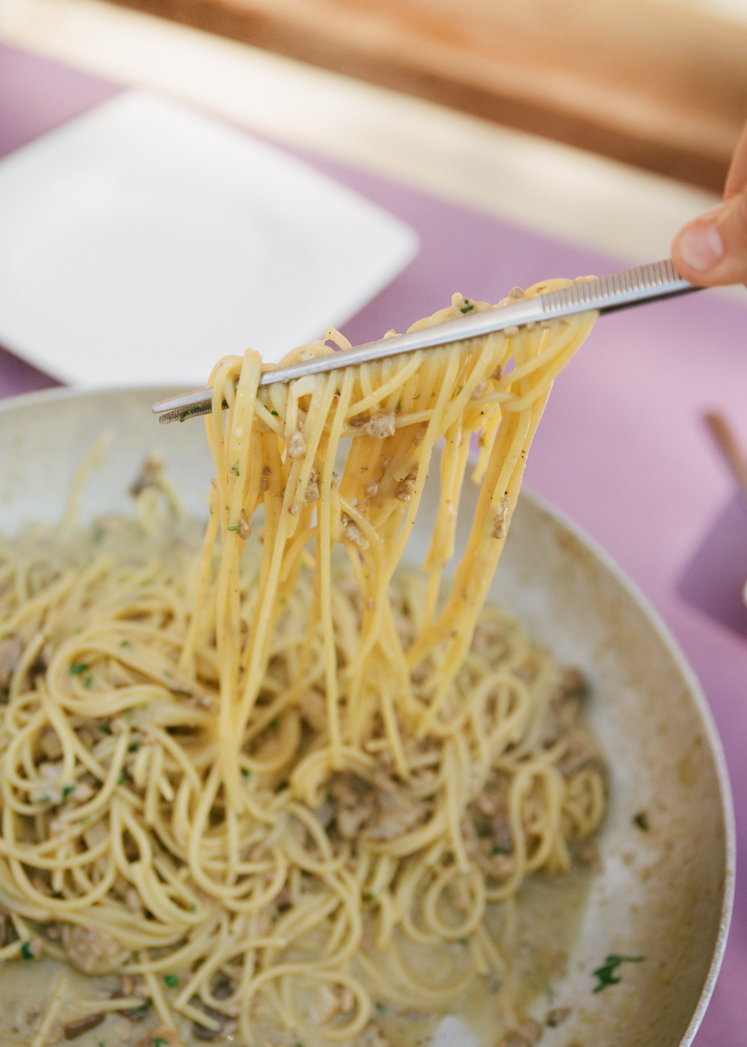 In-use: Spaghetti løftes fra panden med O16 Pinze køkkentang over en tallerken, editorial madfoto, Osteria 16 | Spaghetti lifted from the pan with O16 Pinze kitchen tongs above a plate, editorial food shot, Osteria 16