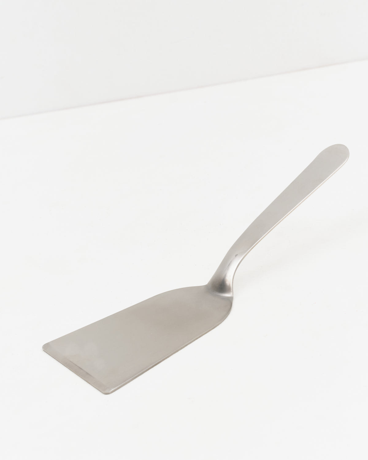 O16 Spartula vendespatel i rustfrit stål — primært produktbillede, studieoptagelse på hvid baggrund | Osteria 16 Spartula stainless steel turner spatula — hero product shot on white
