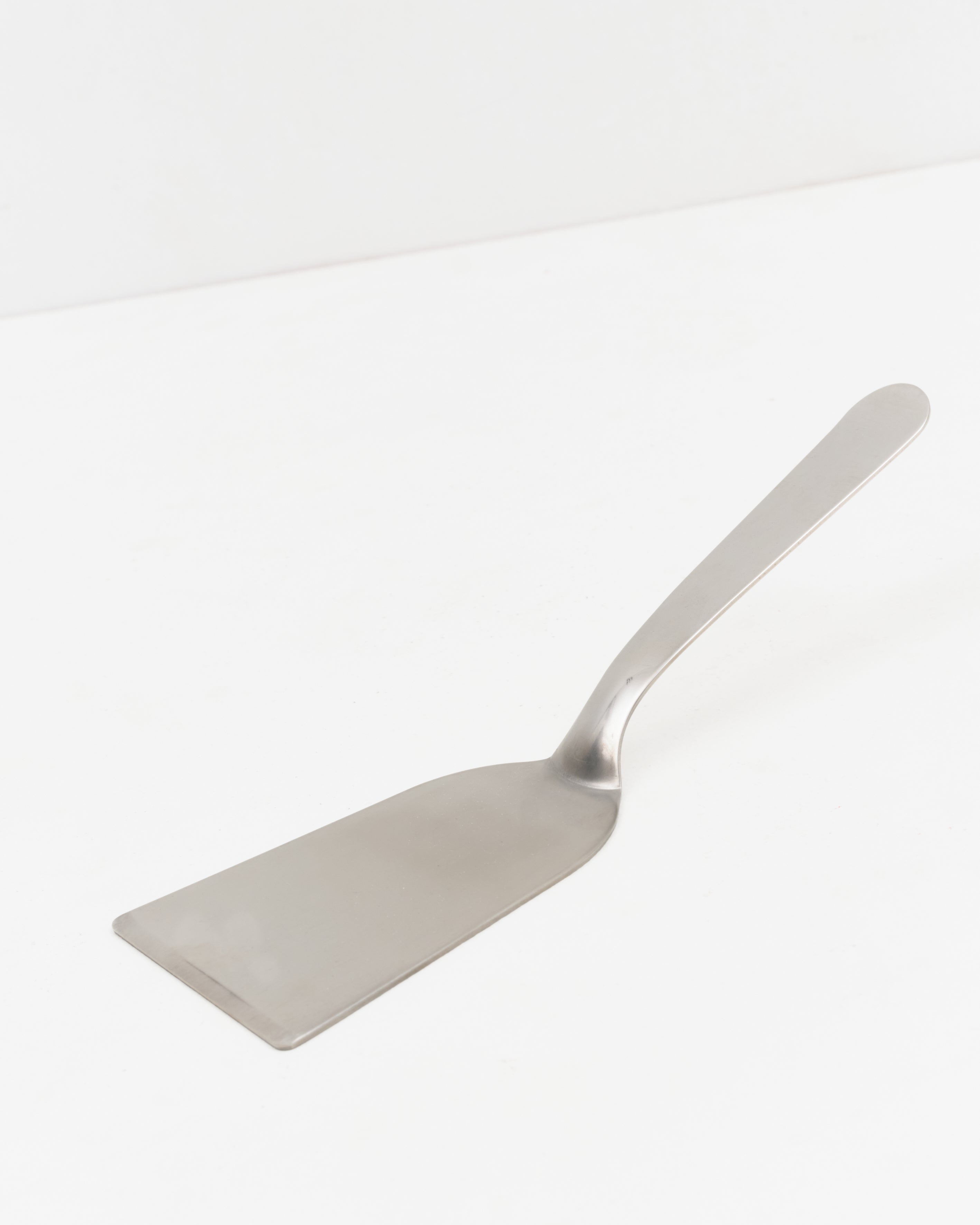Studio: O16 Spartula vendespatel i rustfrit stål — primært produktbillede, studieoptagelse på hvid baggrund | Osteria 16 Spartula stainless steel turner spatula — hero product shot on white