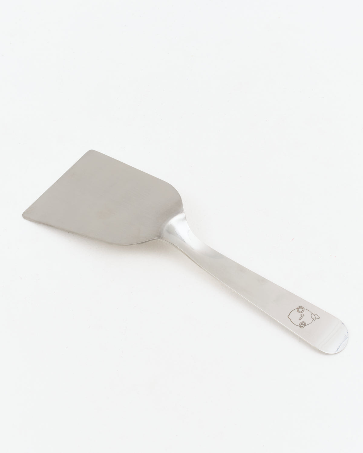 O16 Spartula vendespatel i rustfrit stål — vinklet studieoptagelse på hvid baggrund | Osteria 16 Spartula stainless steel turner spatula — angled studio shot on white
