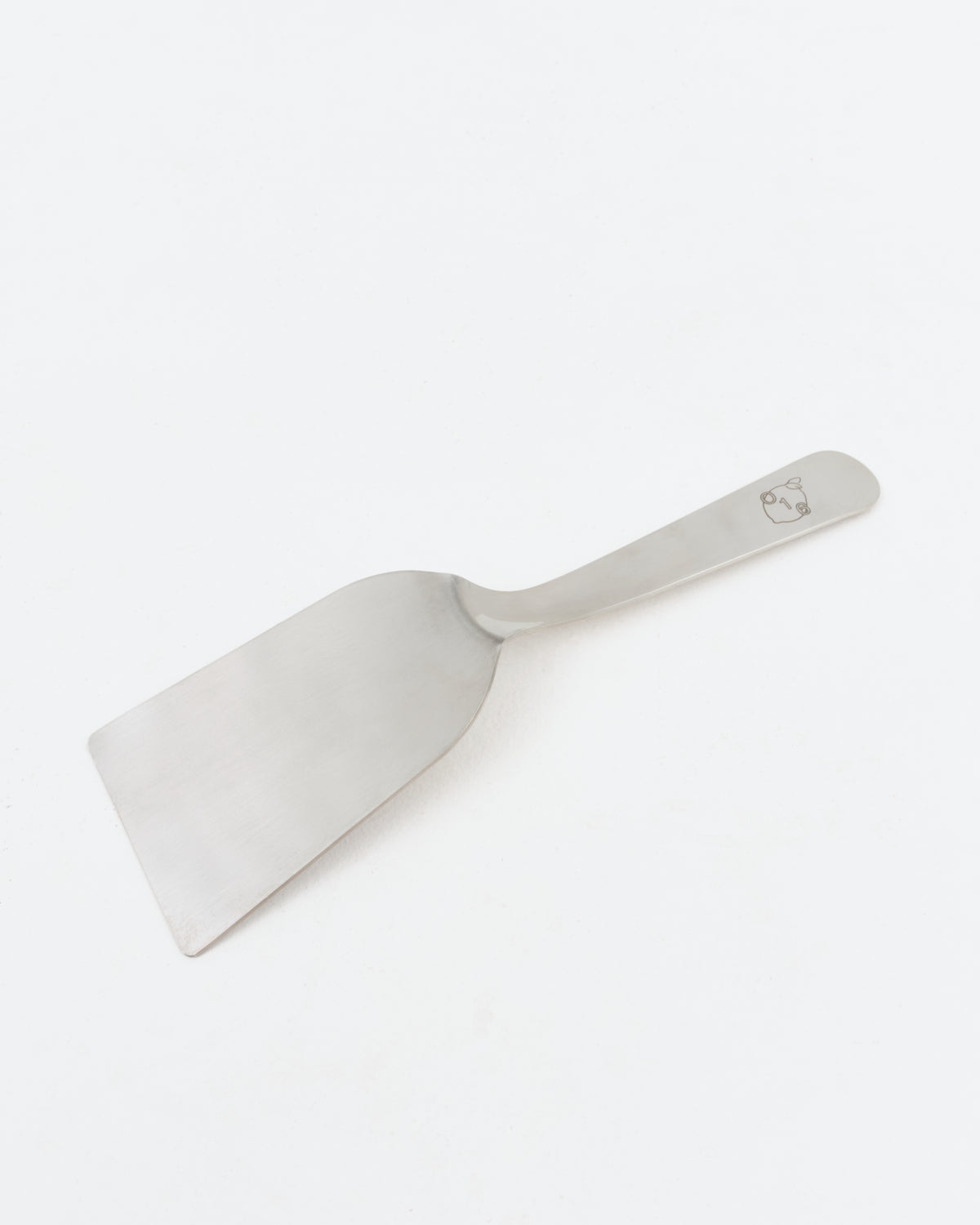 O16 Spartula vendespatel i rustfrit stål — nærbillede af håndtag med indgraveret O16-logo | Osteria 16 Spartula stainless steel turner spatula — close-up of the handle with engraved O16 logo