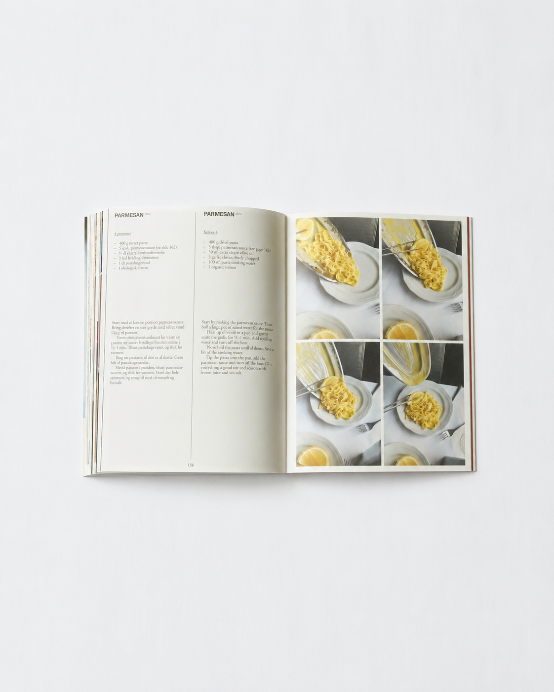 Opslag i O16 kogebog med Parmesan-opskriften, dansk og engelsk tekst og fire trinfotos af pasta al parmigiano. | Spread in the O16 cookbook showing the Parmesan recipe, Danish and English text and four step photos of pasta al parmigiano.