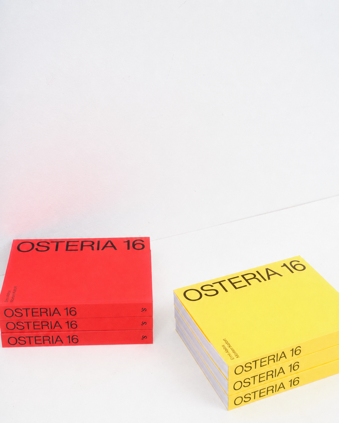 Studio: Stabler af røde og gule O16 Osteria 16 kogebøger på hvid baggrund, minimalistisk studieoptagelse | Stacks of red and yellow O16 Osteria 16 cookbooks on a white background, minimalist studio shot