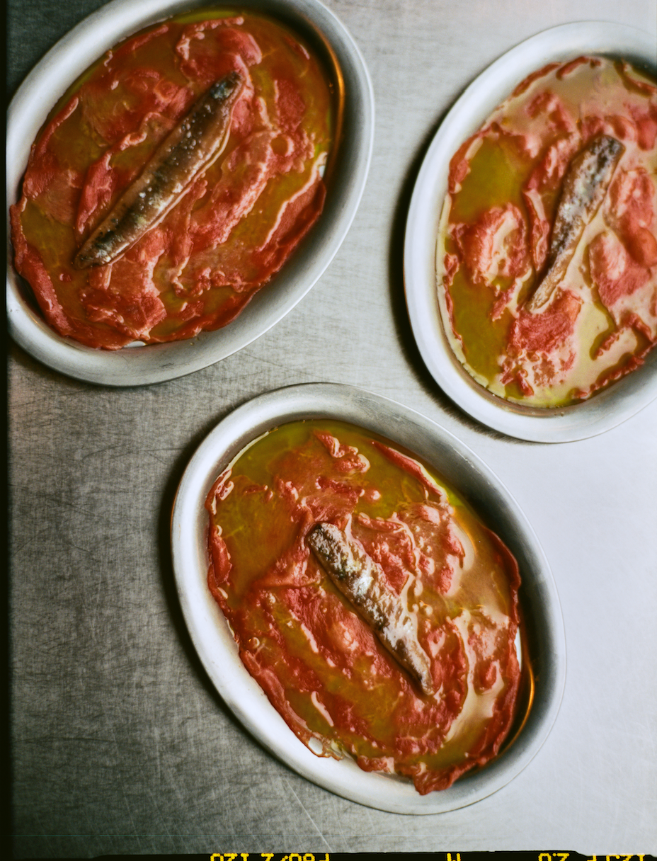 Osteria 16 forret — tre ovale fade med oksecarpaccio toppet med ansjos og olivenolie, analog film ovenfra | Osteria 16 starter — three oval dishes of beef carpaccio topped with anchovy and olive oil, analogue film from above