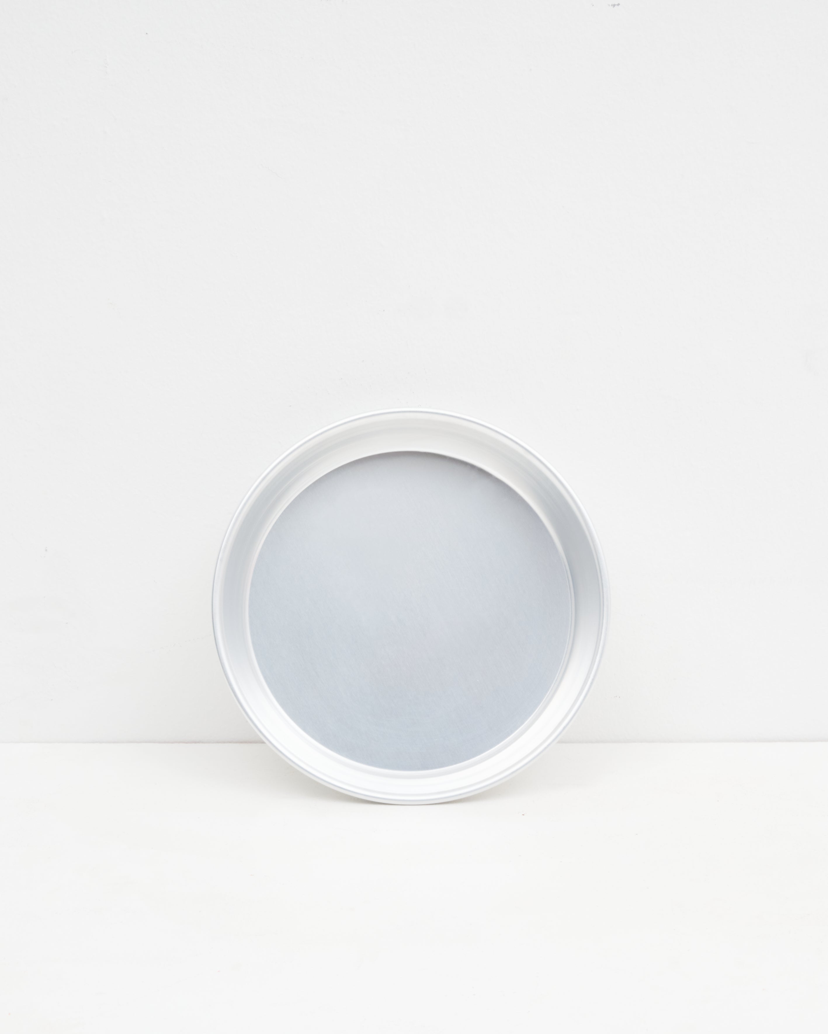 Studio: O16 Osteria 16 Teglia dyb rund ovnfast form i aluminium, 24 cm, set forfra på hvid baggrund, primært produktbillede | O16 Osteria 16 Teglia deep round ovenproof aluminium dish, 24 cm, front view on a white background, hero shot