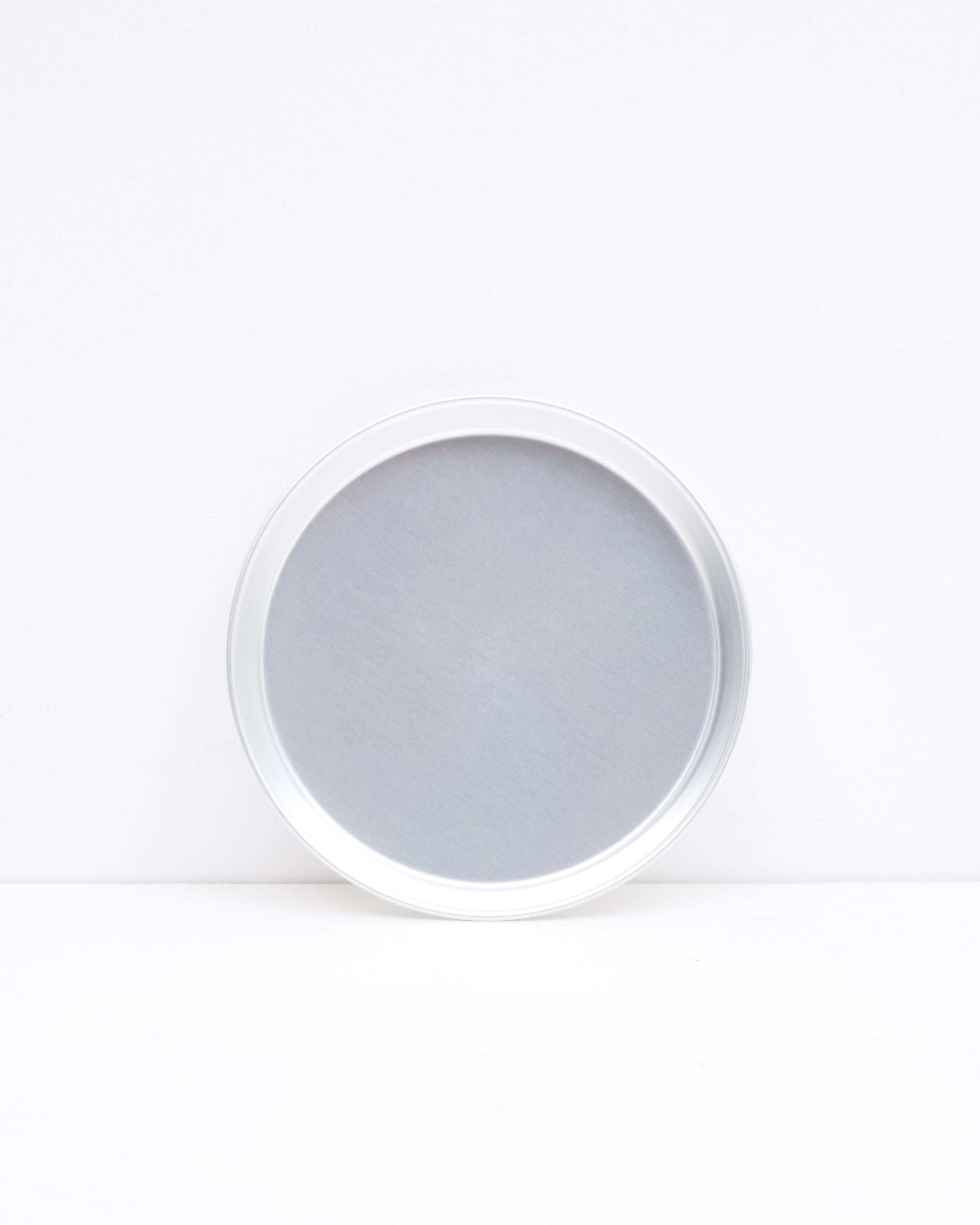 !Studio: O16 Osteria 16 Teglia rund bagefad i aluminium, 24 cm, set forfra på hvid baggrund, primært produktbillede | O16 Osteria 16 Teglia round baking dish in aluminium, 24 cm, front view on a white background, primary product image